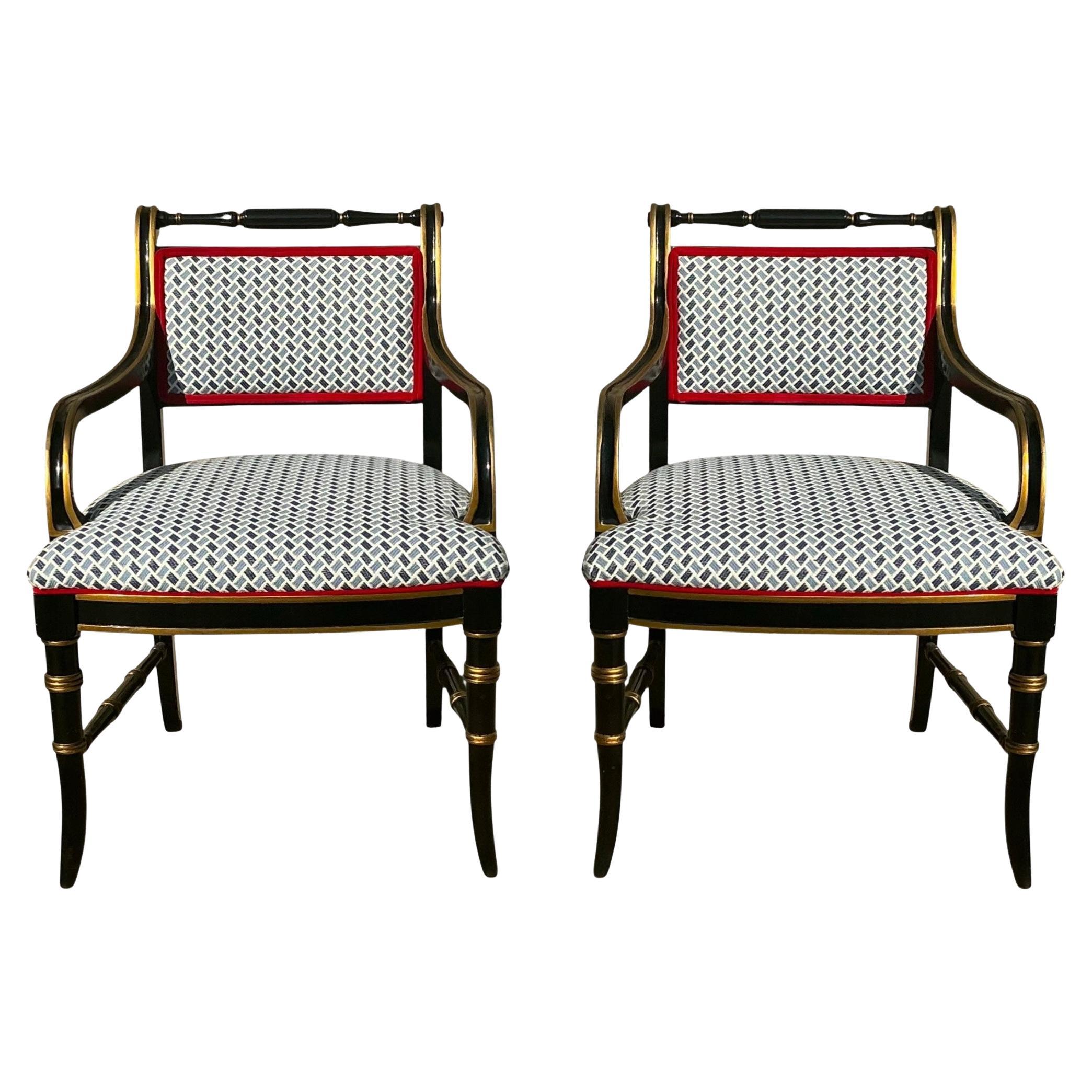 Es sind drei Paare verfügbar! Dies ist ein Satz von Bergersesseln im Regency-Stil in einem modernen blau-weißen Fischgrätenmuster mit rotem Keder. Sie werden dem Unternehmen Baker Furniture zugeschrieben. Die Rahmen sind schwarz lackiert und mit