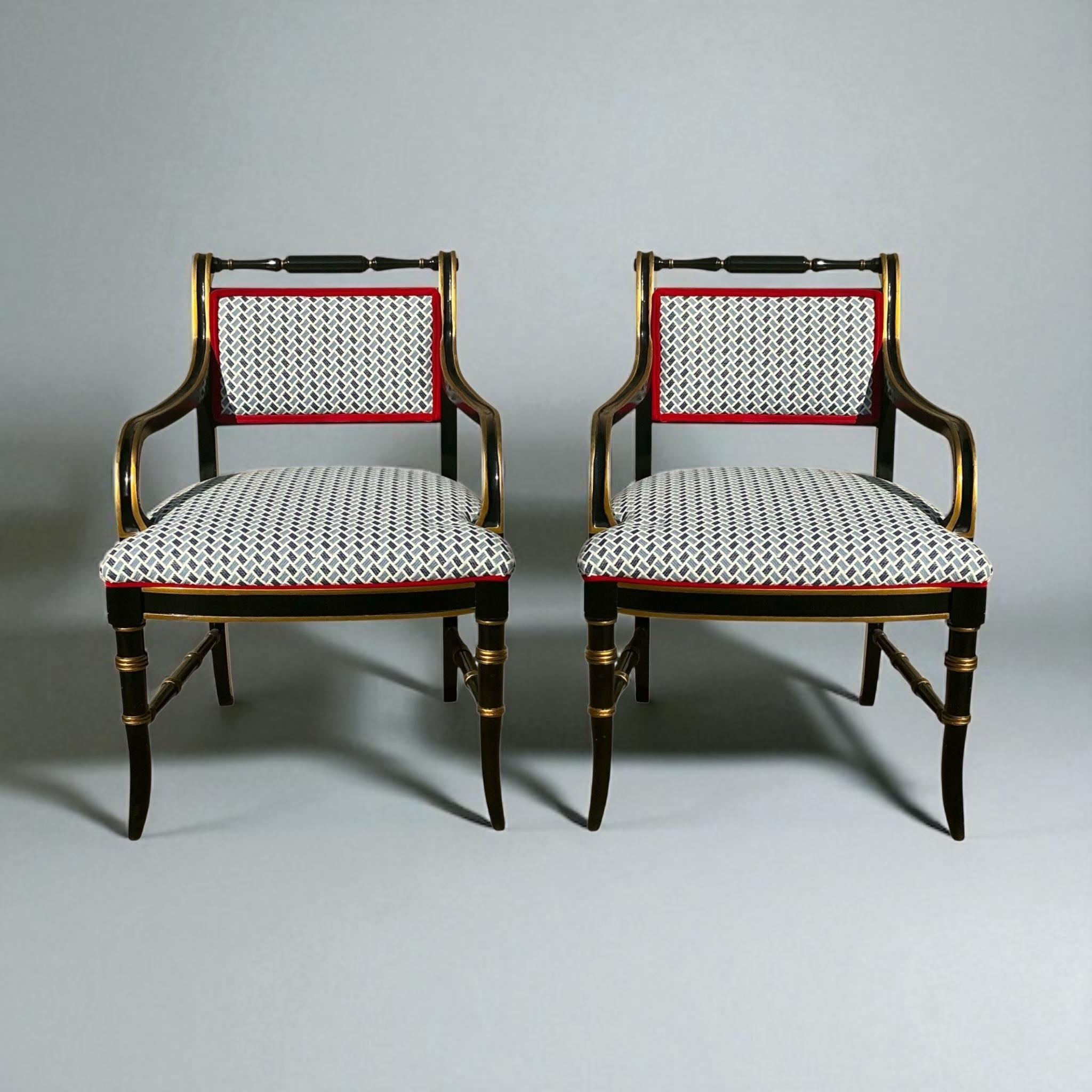 Regency Style Schwarzer Lack & Vergoldete Bergere Stühle Att. To Baker Möbel - Paar (20. Jahrhundert) im Angebot