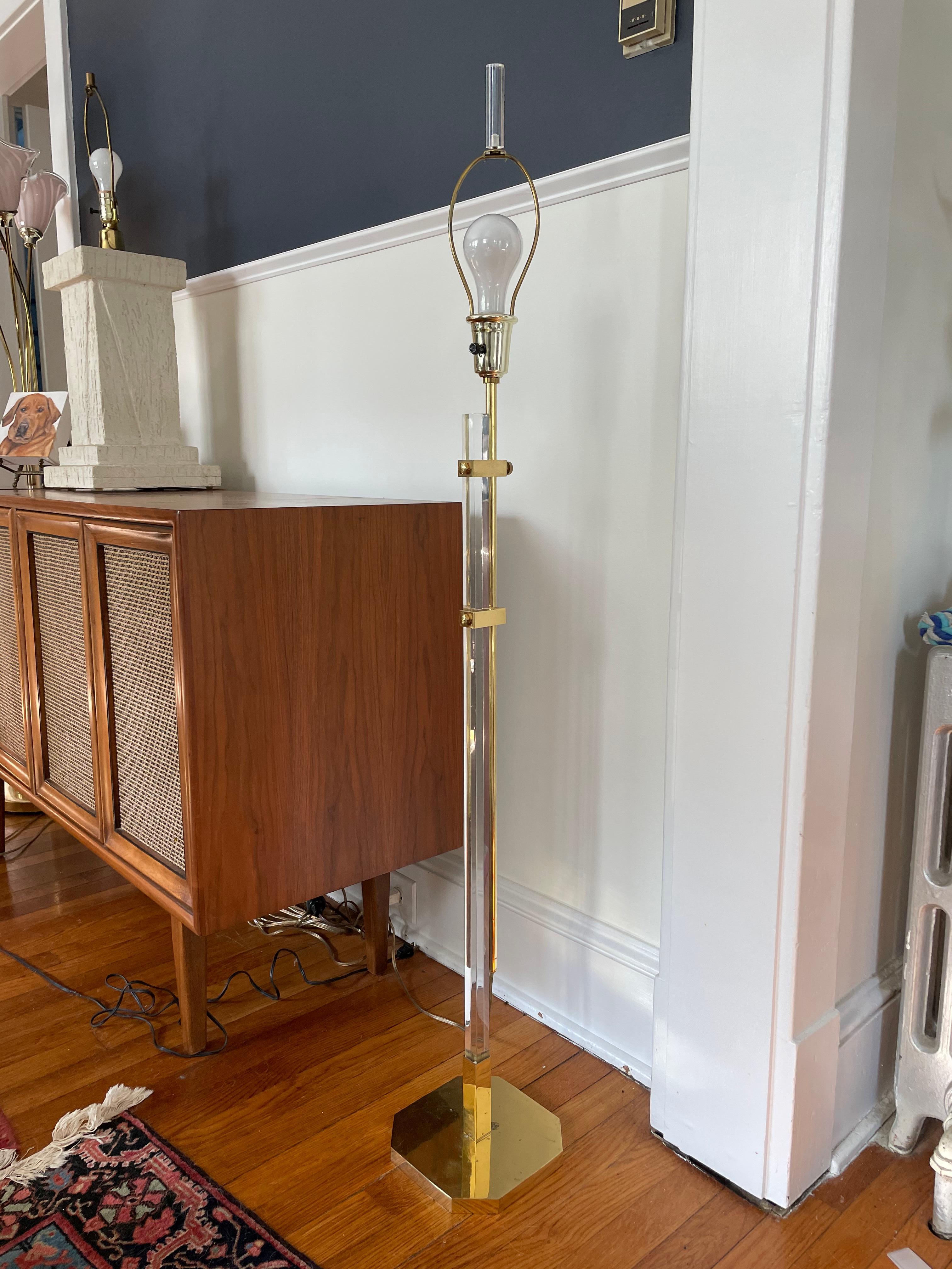 Regency Style Brass & Acrylic Glass Adjustable Floor Lamp, 1970s In Good Condition For Sale In W Allenhurst, NJ