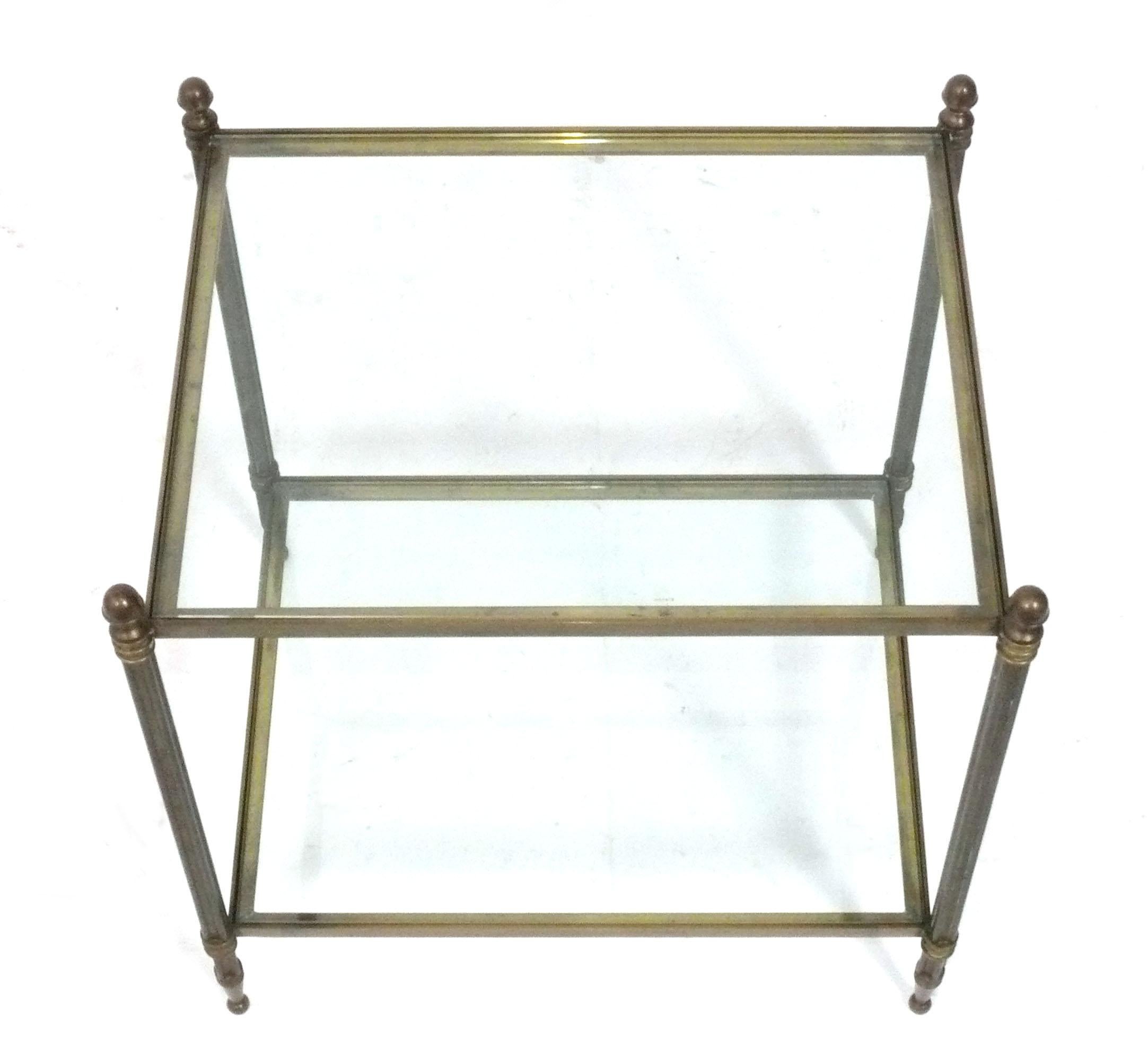 Elegant Regency Style Brass End Table, believed to be American, circa 1990s. Il conserve sa chaude patine d'origine. De taille polyvalente, elle peut être utilisée comme table d'appoint ou d'extrémité, ou encore comme table de nuit. 
