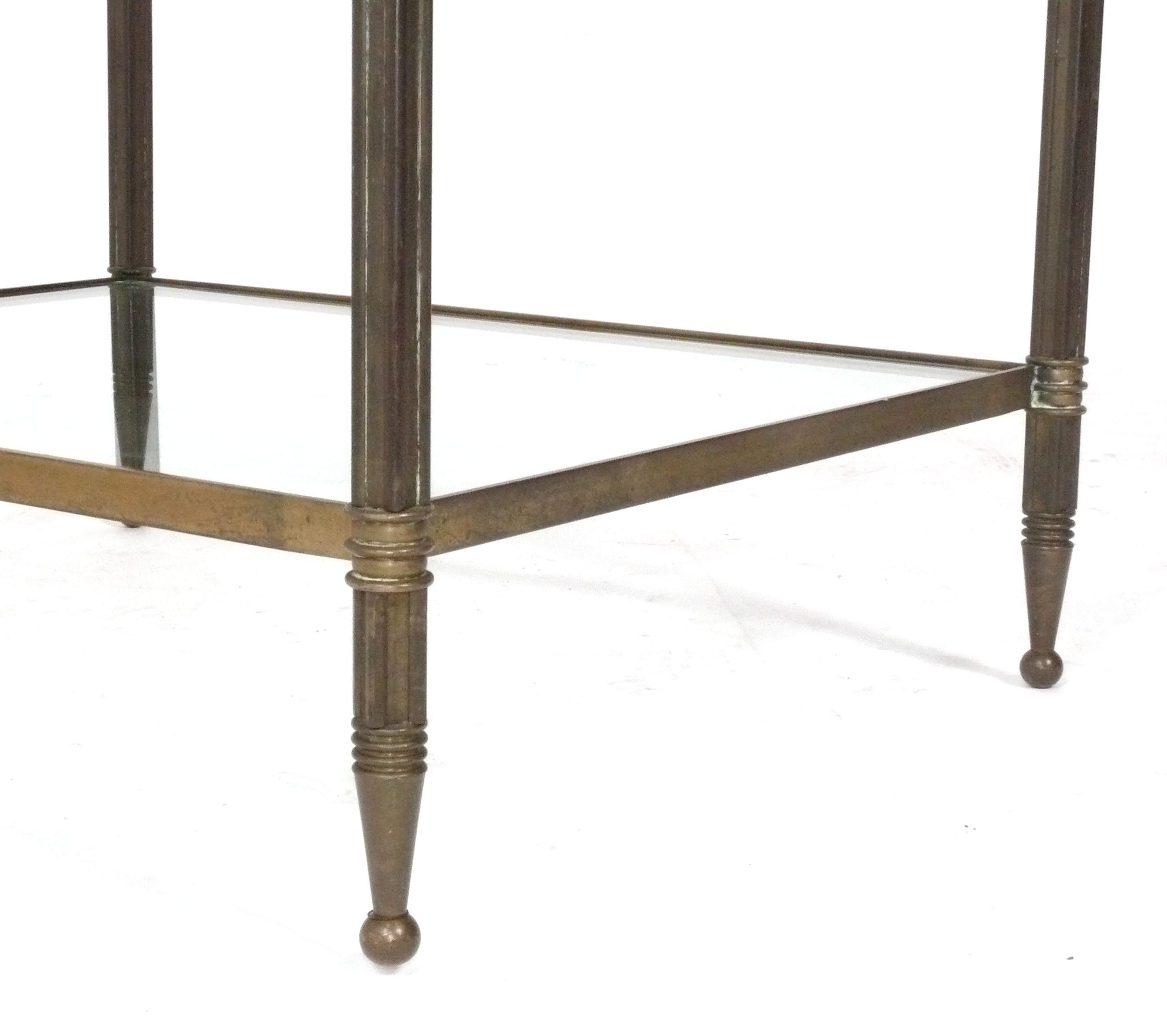 Table d'appoint en laiton de style Regency avec une superbe Patina Bon état - En vente à Atlanta, GA