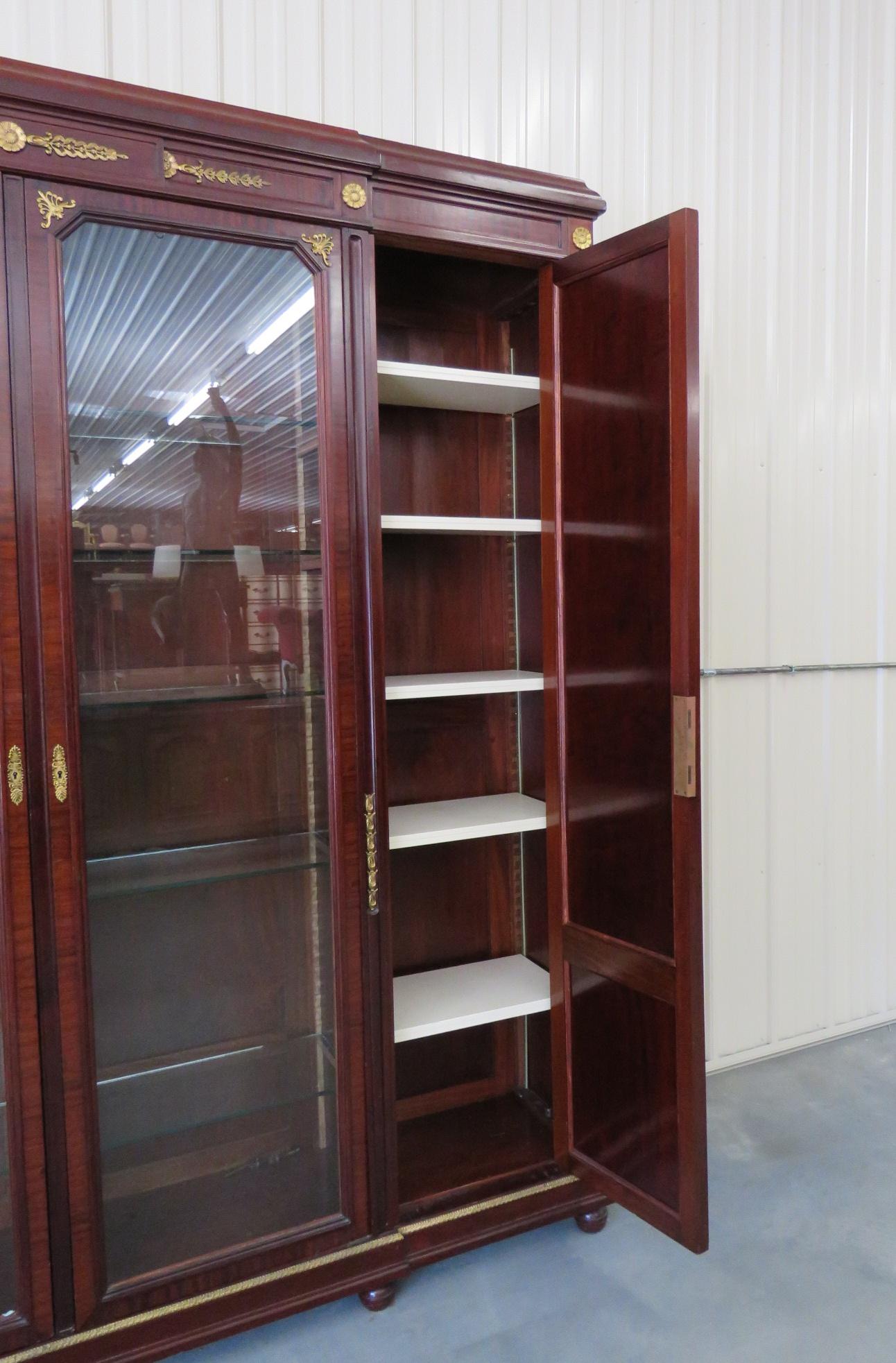 Frontale francese Luigi XVI in legno di palissandro in stile Regency con montatura in ottone in vendita 5