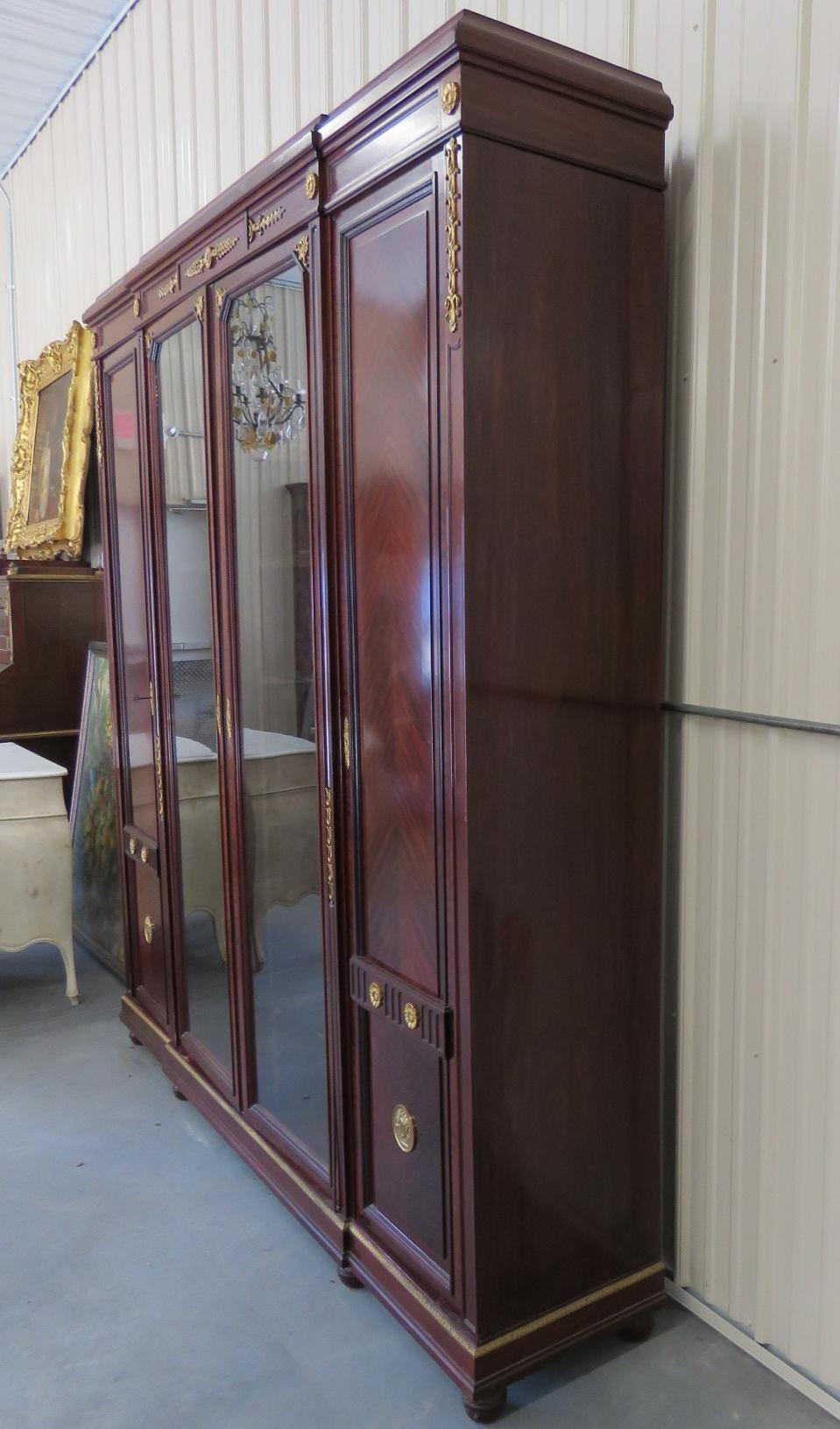 Vitrine en bois de rose de style Régence française Louis XVI montée en laiton en vente 5