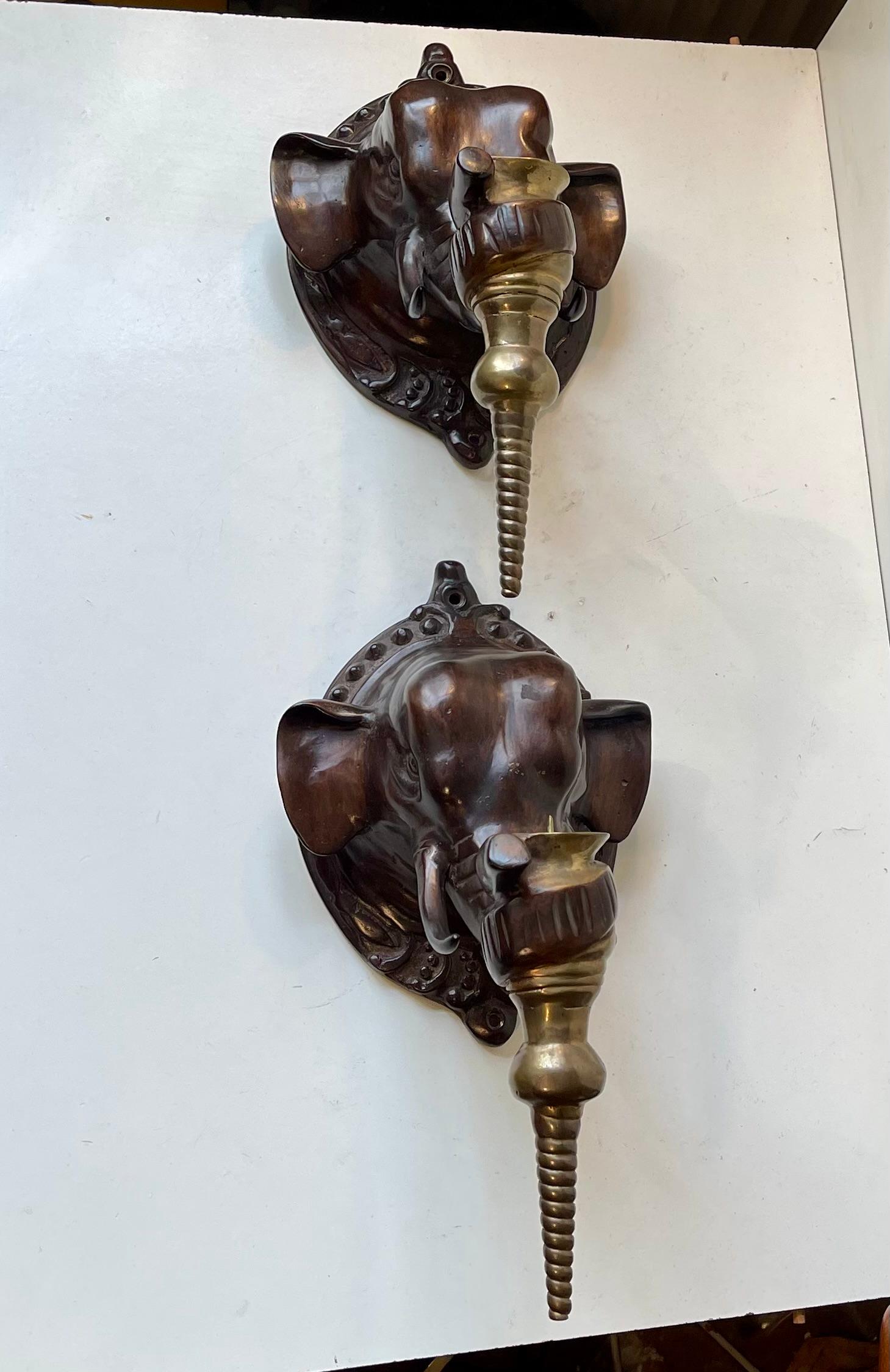 Europeo Sconcese portacandele Elefante in bronzo in stile Regency in vendita