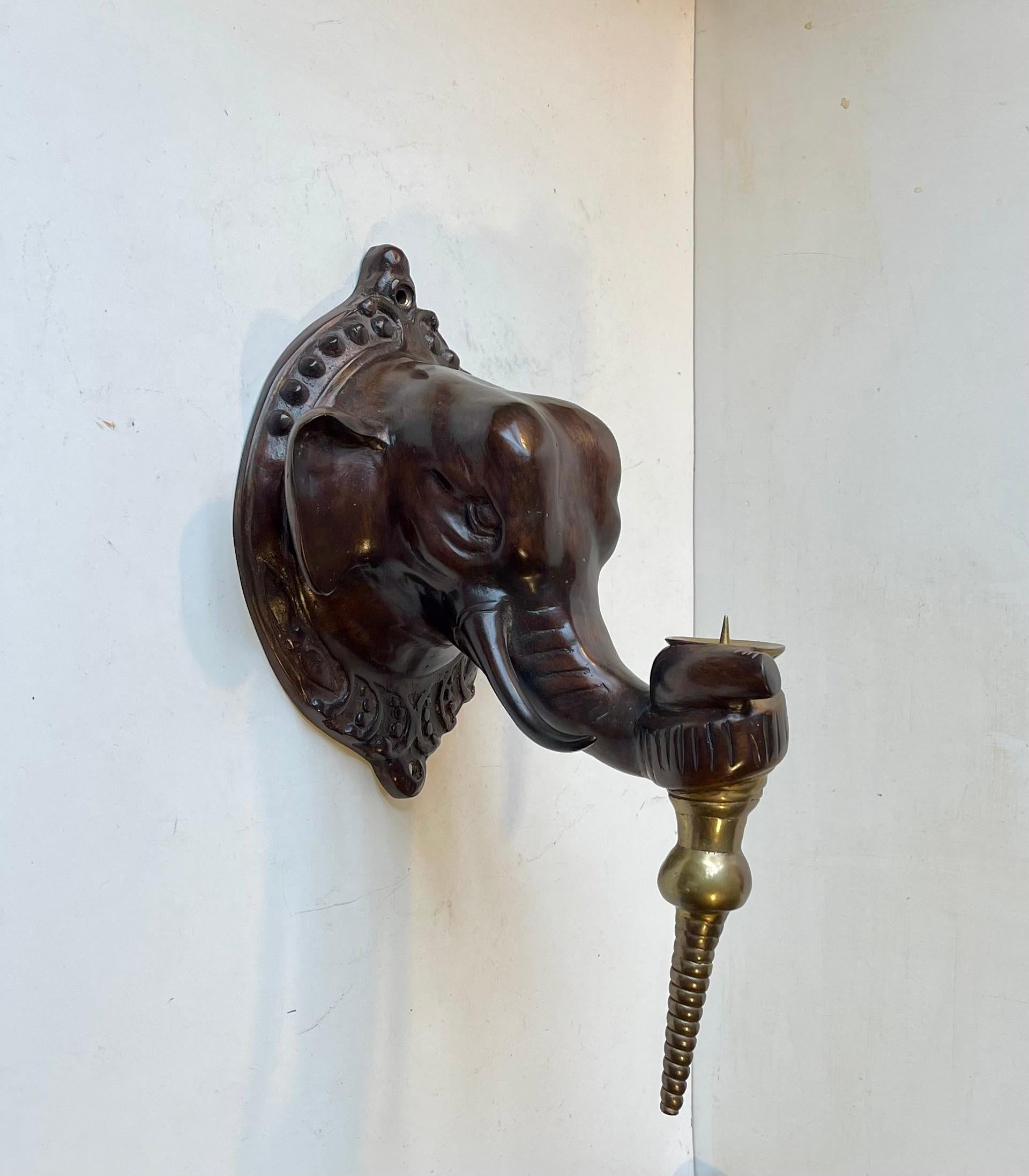 Calco Sconcese portacandele Elefante in bronzo in stile Regency in vendita