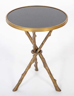 Table d'appoint trépied ronde en bronze de style Regency avec plateau en granit noir poli