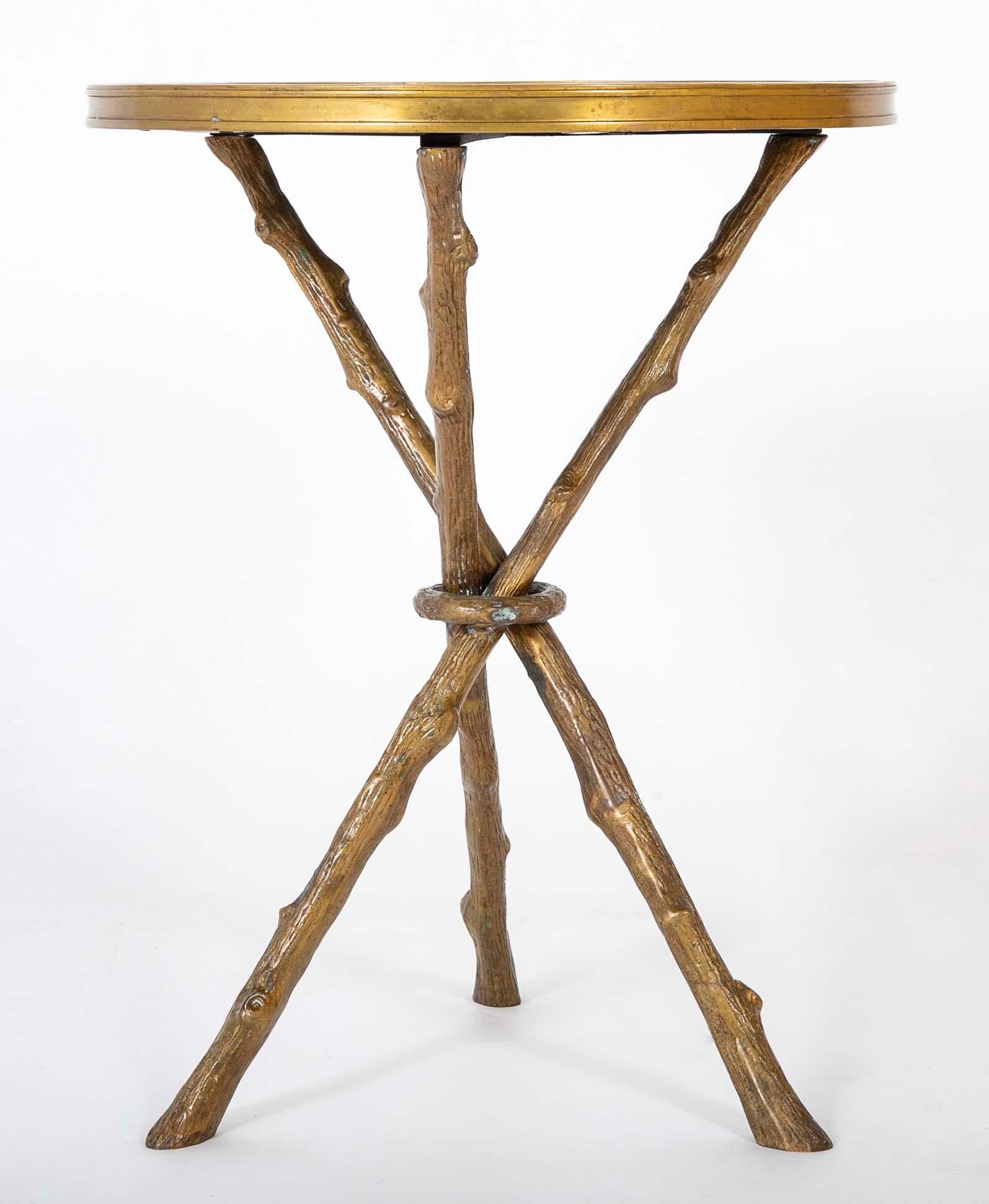 Francese Regency Style Bronze Round Tripod Side Table With Polished Black Granite Top in vendita