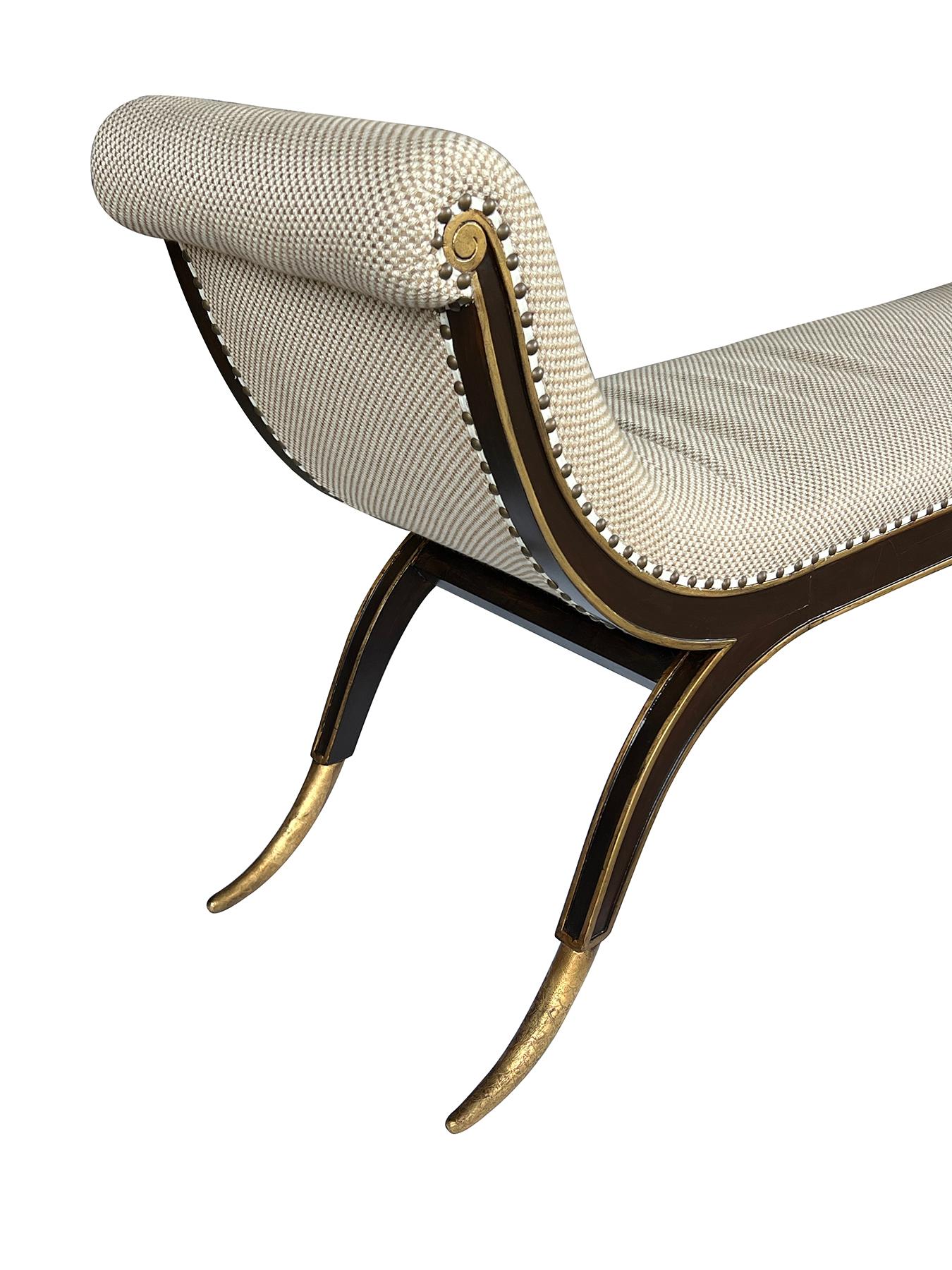 Regency Banc de style Régence, laqué brun et doré à la parcelle, avec supports évasés en vente