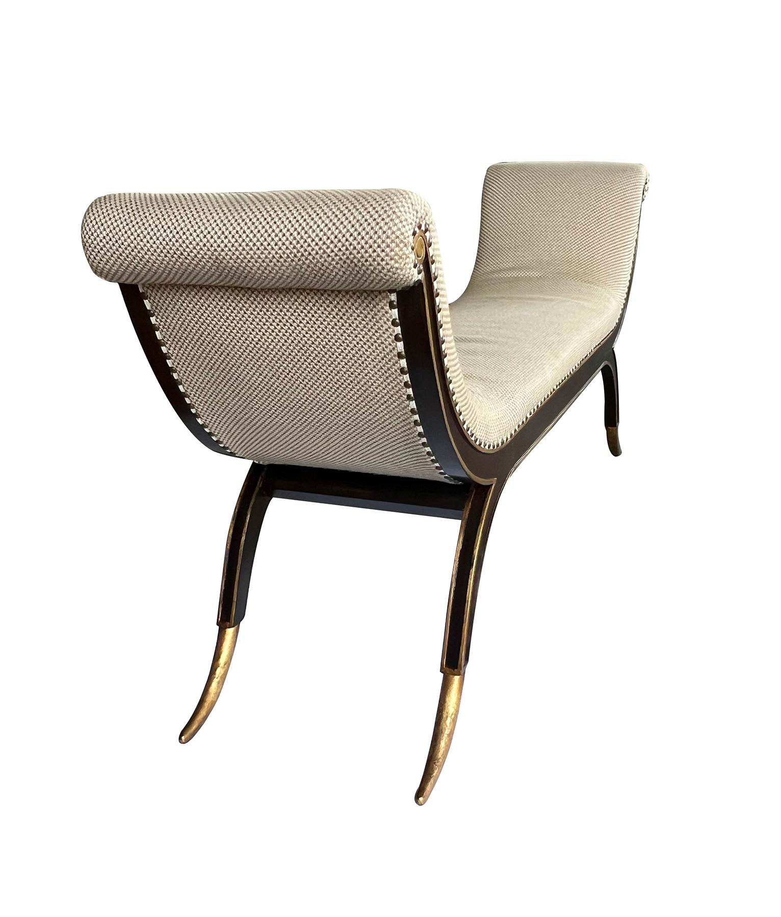 Français Banc de style Régence, laqué brun et doré à la parcelle, avec supports évasés en vente