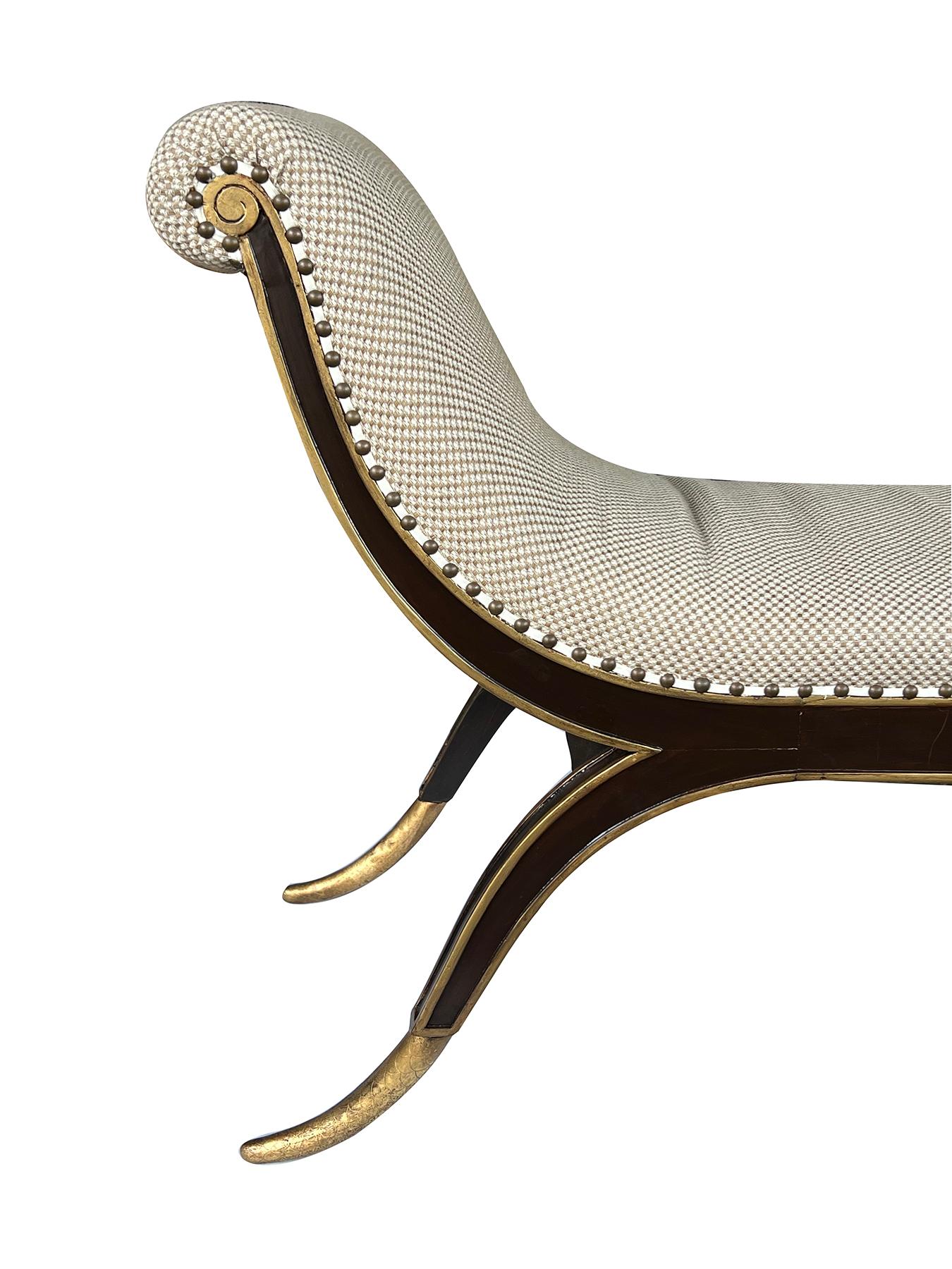 Doré Banc de style Régence, laqué brun et doré à la parcelle, avec supports évasés en vente