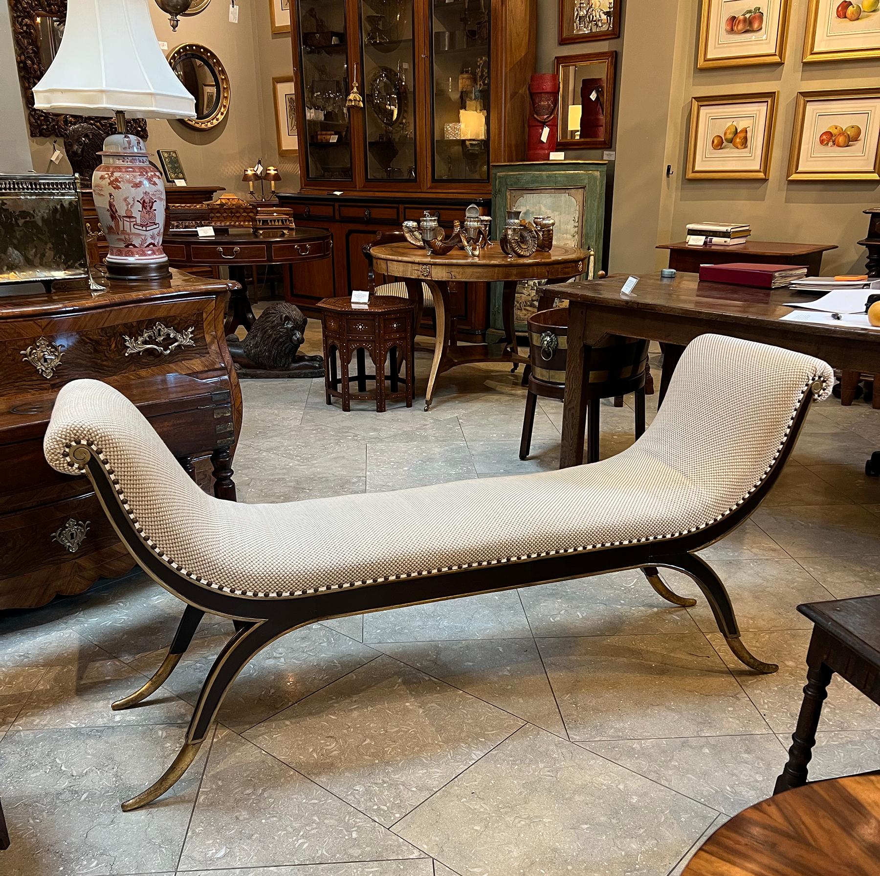 20ième siècle Banc de style Régence, laqué brun et doré à la parcelle, avec supports évasés en vente