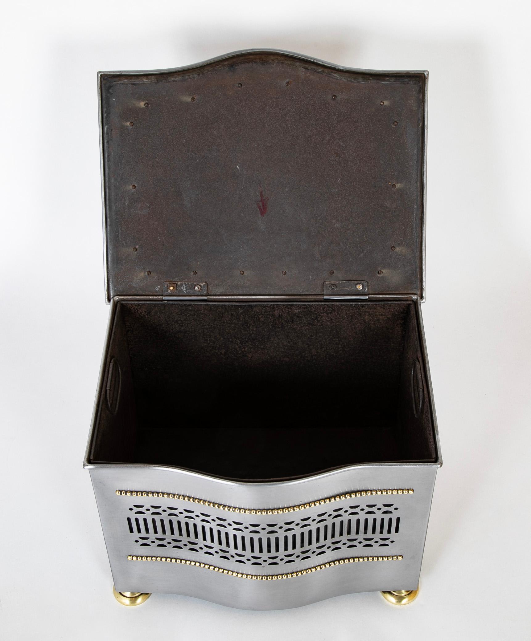 Brossé Boîte à amadou en acier brossé et laiton de style Régence en vente