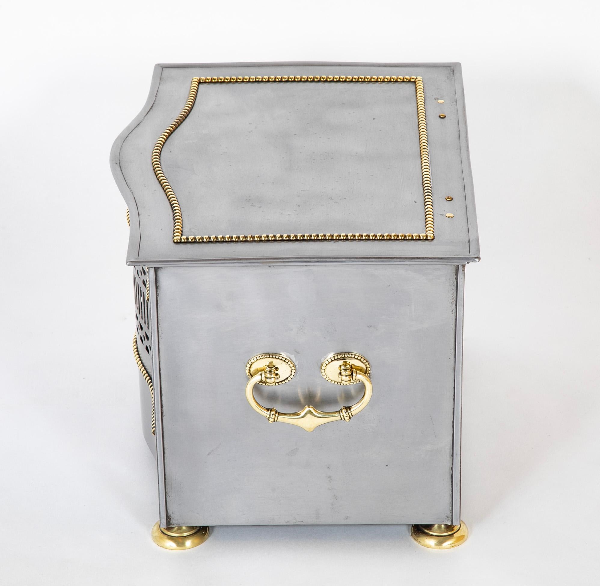20ième siècle Boîte à amadou en acier brossé et laiton de style Régence en vente
