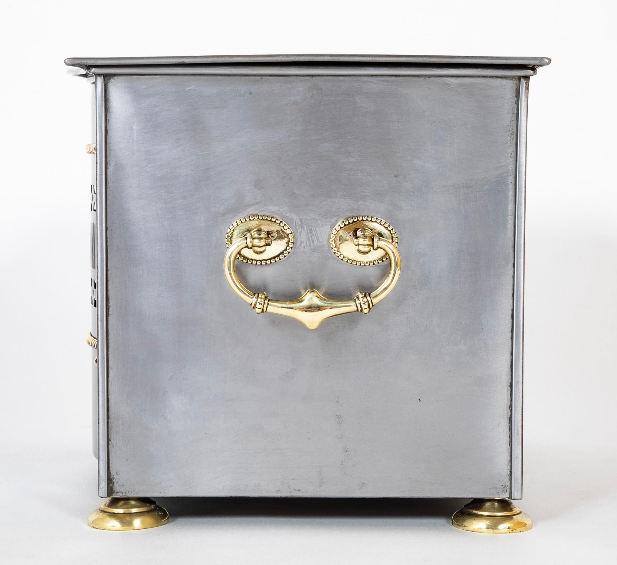 Laiton Boîte à amadou en acier brossé et laiton de style Régence en vente