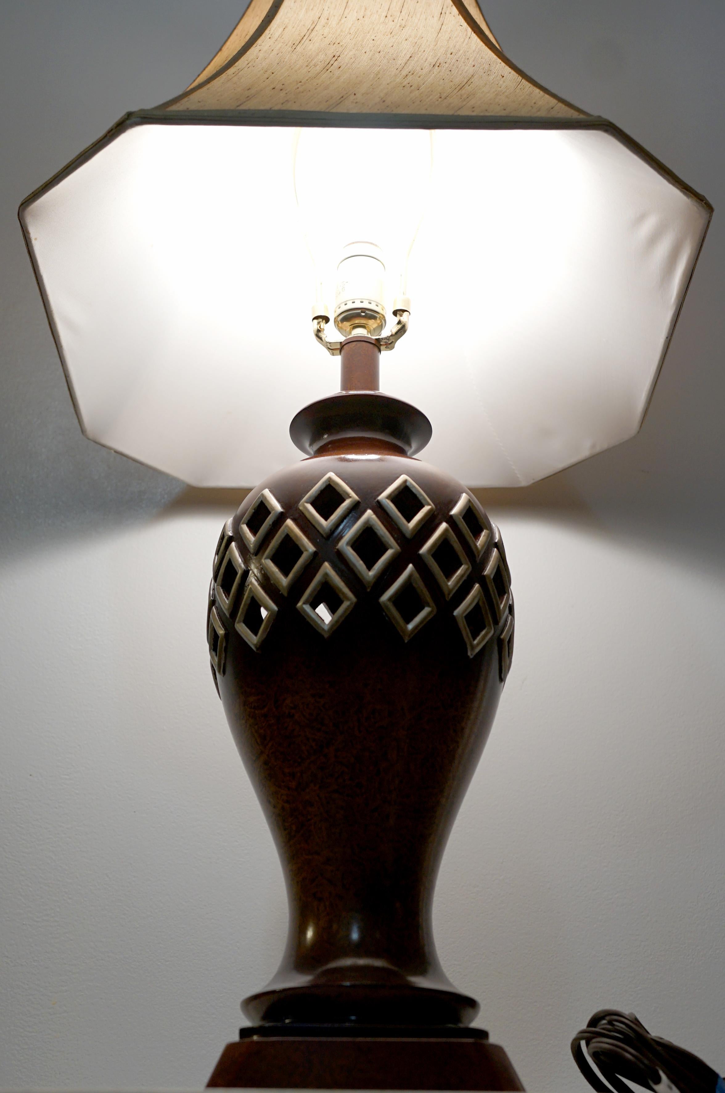 Tischlampe aus Holz mit gemasertem Baluster-Diamantschliff im Regency-Stil im Angebot 3