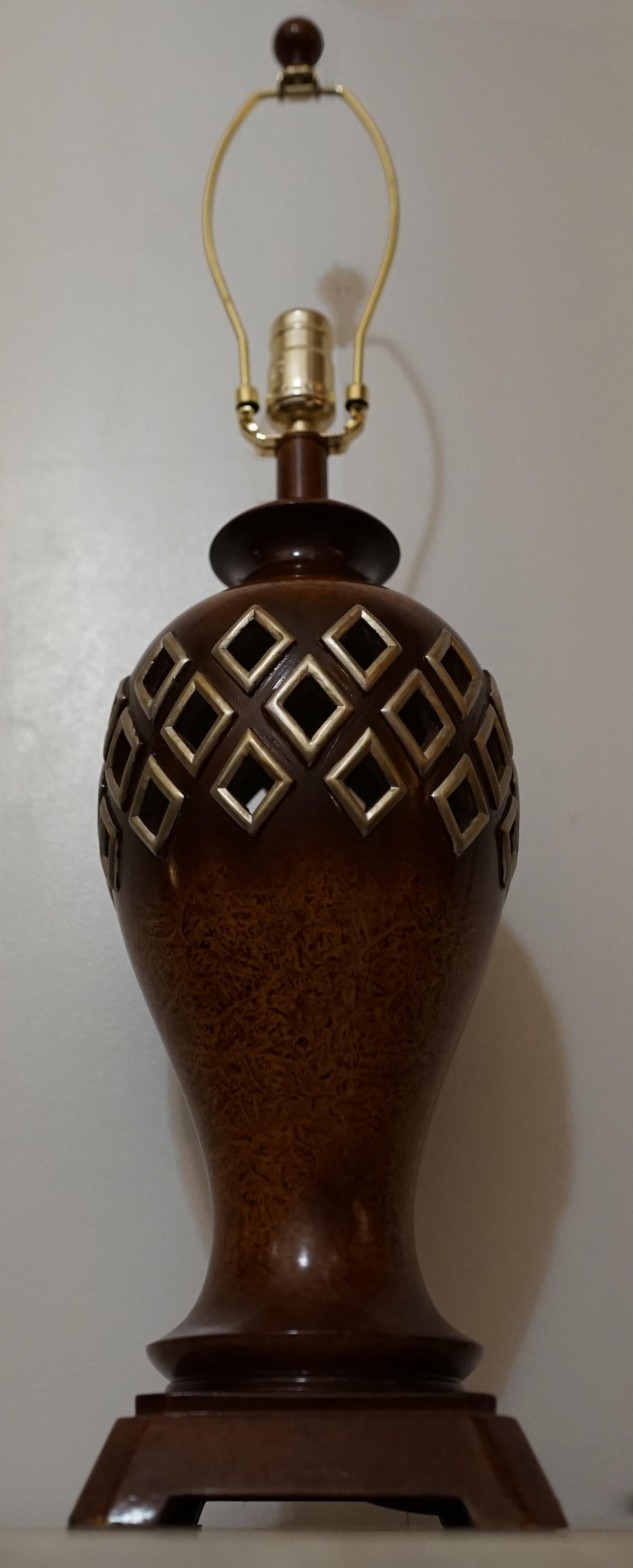 Tischlampe aus Holz mit gemasertem Baluster-Diamantschliff im Regency-Stil im Angebot 4