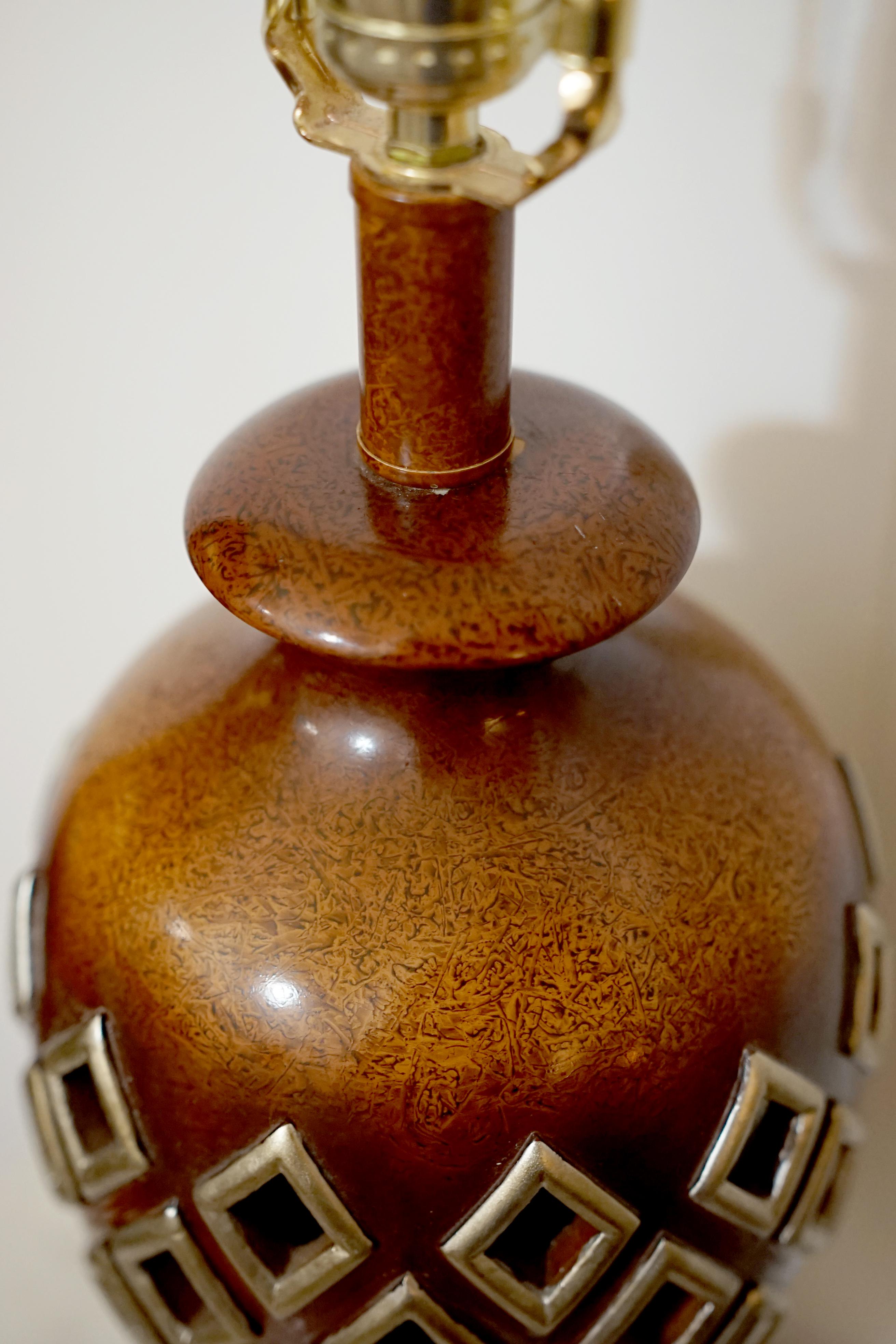 Tischlampe aus Holz mit gemasertem Baluster-Diamantschliff im Regency-Stil (Handgefertigt) im Angebot
