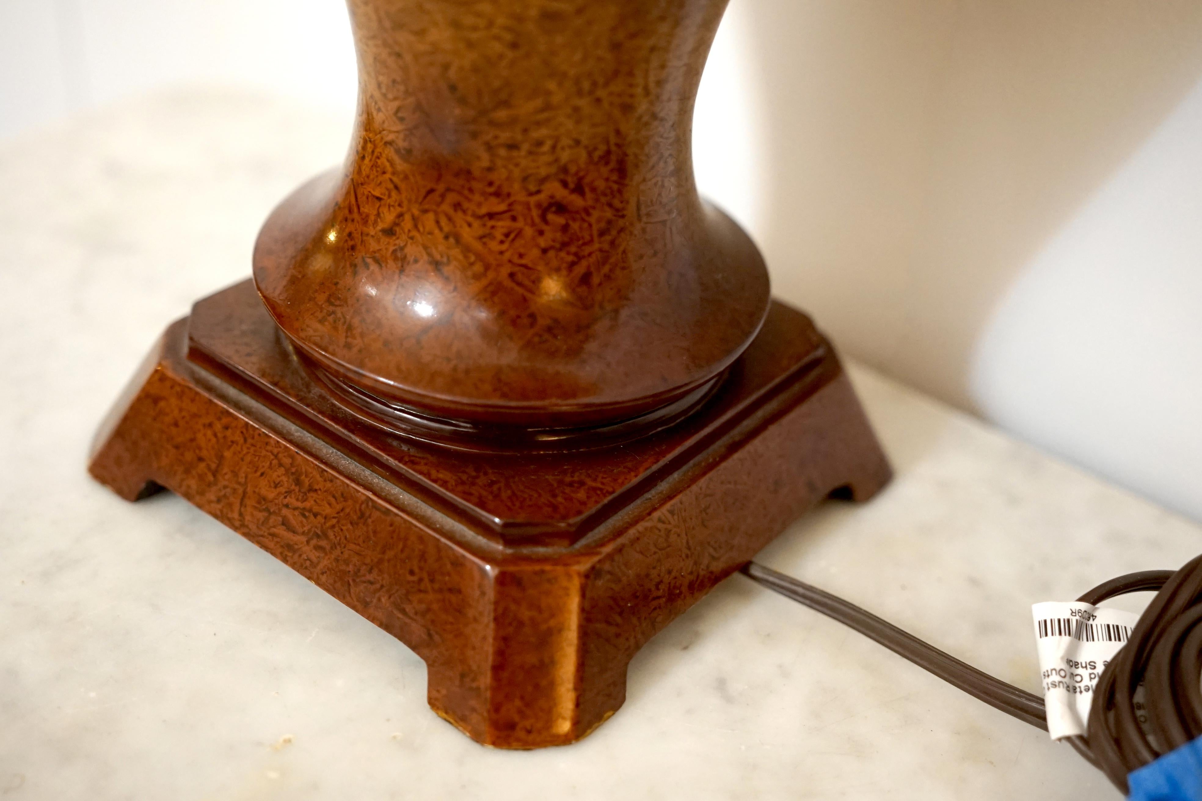 Tischlampe aus Holz mit gemasertem Baluster-Diamantschliff im Regency-Stil (Seidenholz) im Angebot