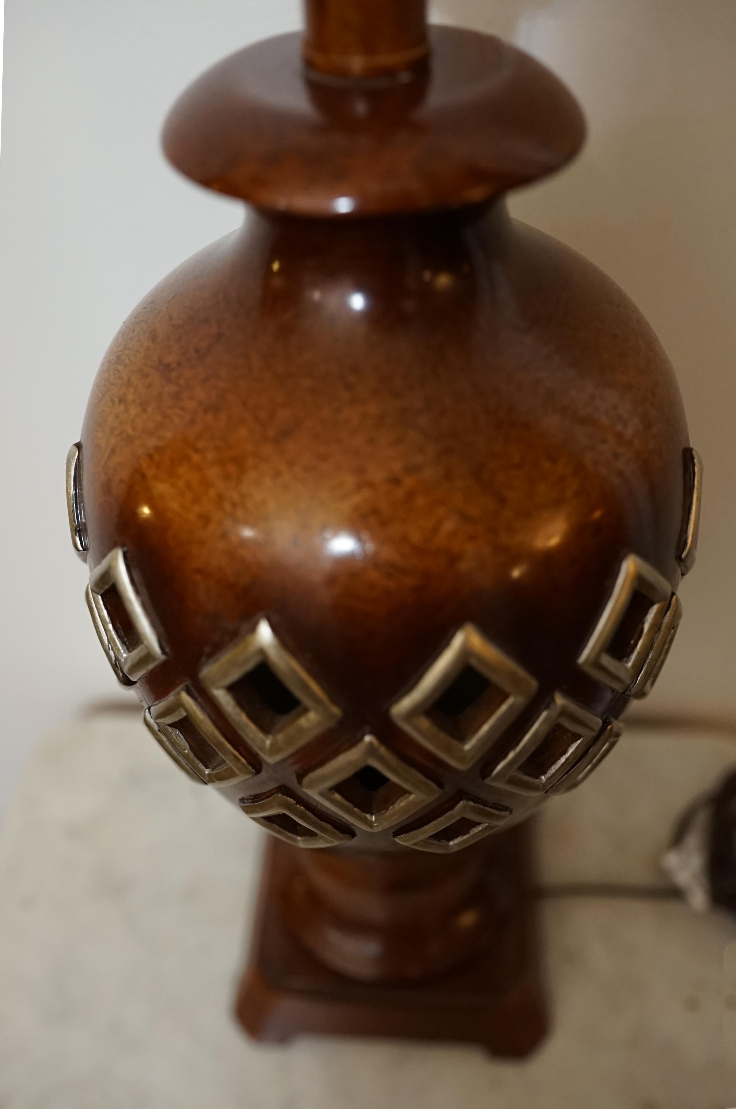 Tischlampe aus Holz mit gemasertem Baluster-Diamantschliff im Regency-Stil im Angebot 1