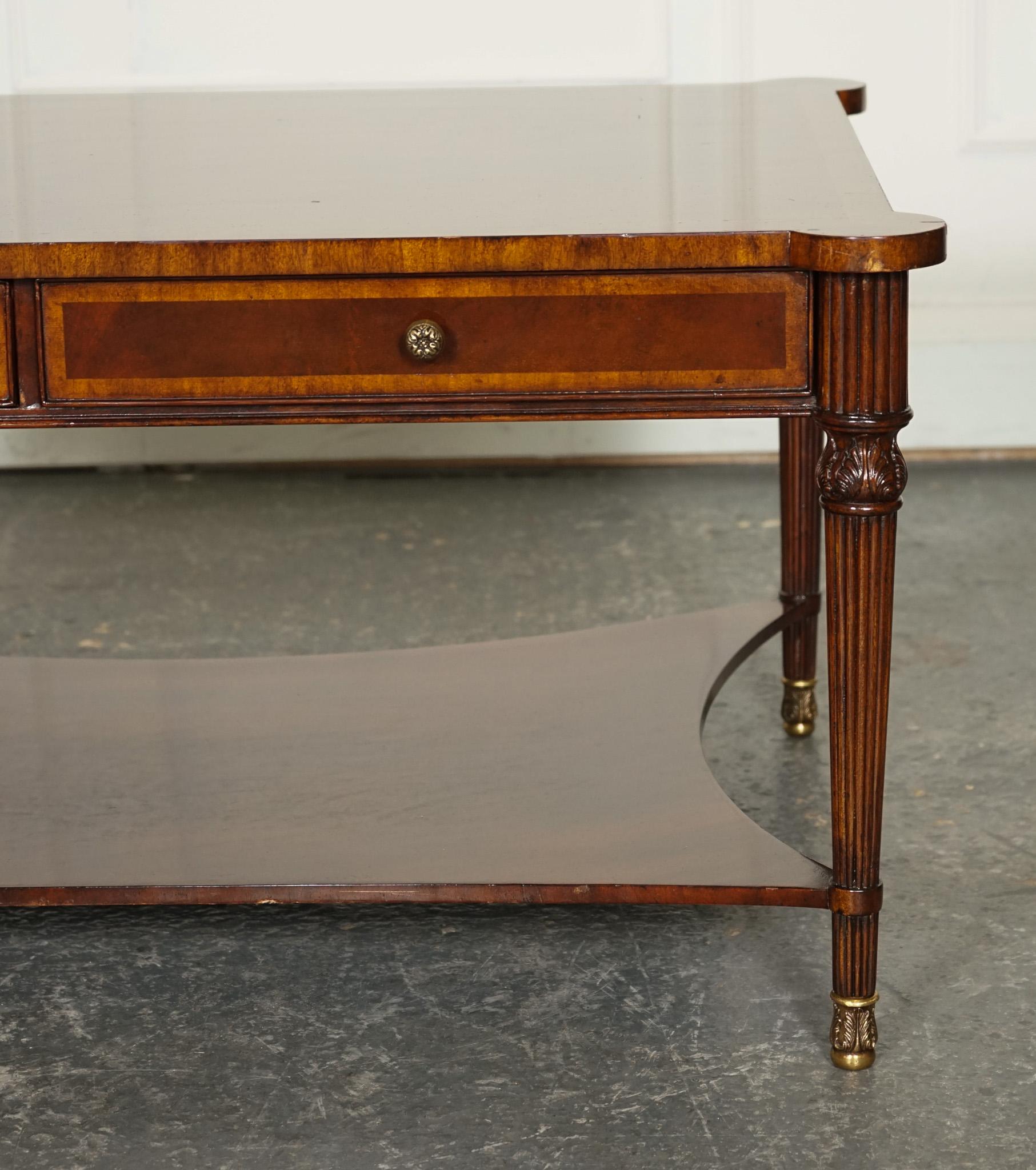 TABLE COFFEE BURR WALNUT DE STYLE REGENCY AVEC FOUR DRAWERS BRASS FEET en vente 3