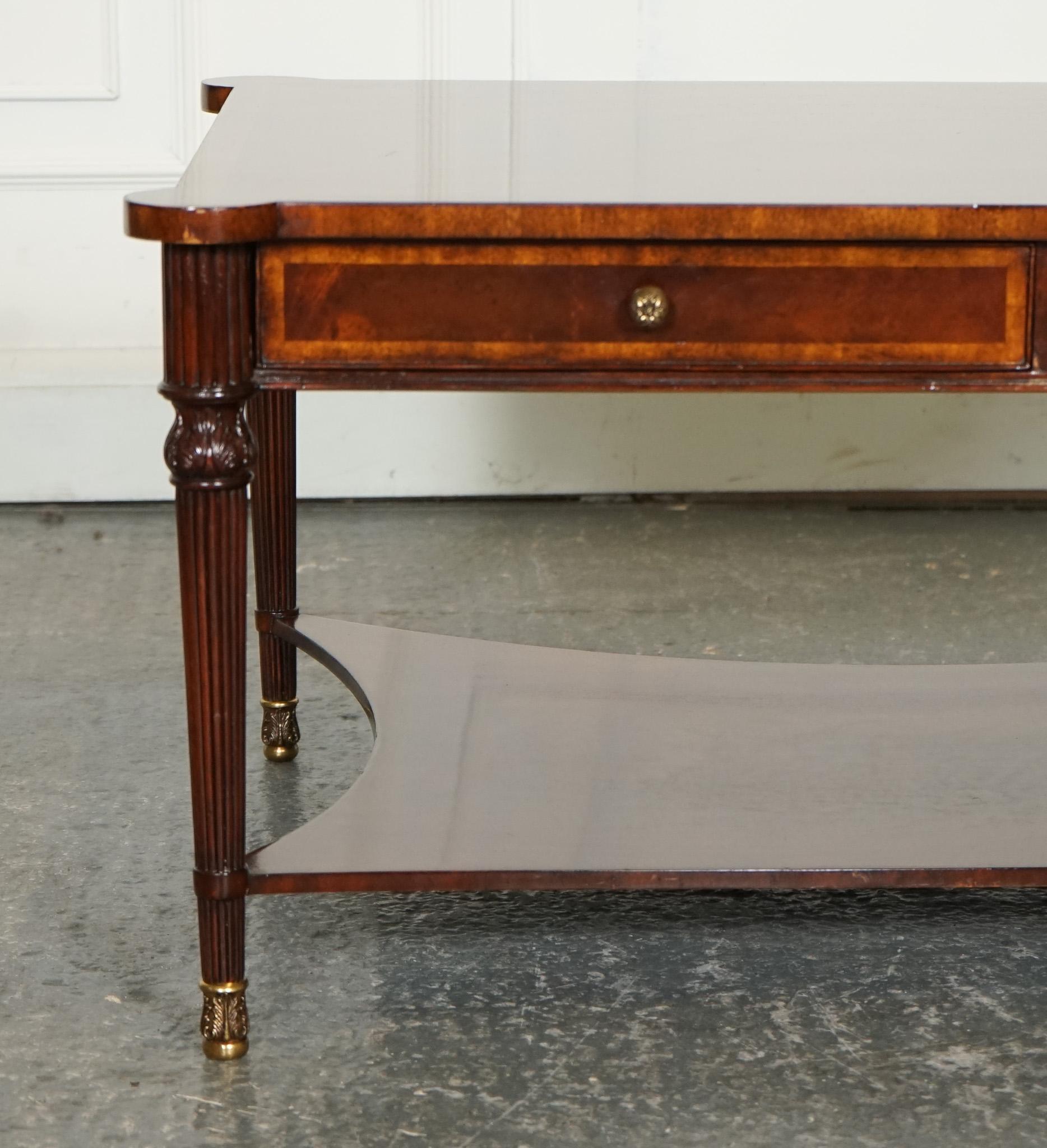 TABLE COFFEE BURR WALNUT DE STYLE REGENCY AVEC FOUR DRAWERS BRASS FEET en vente 4