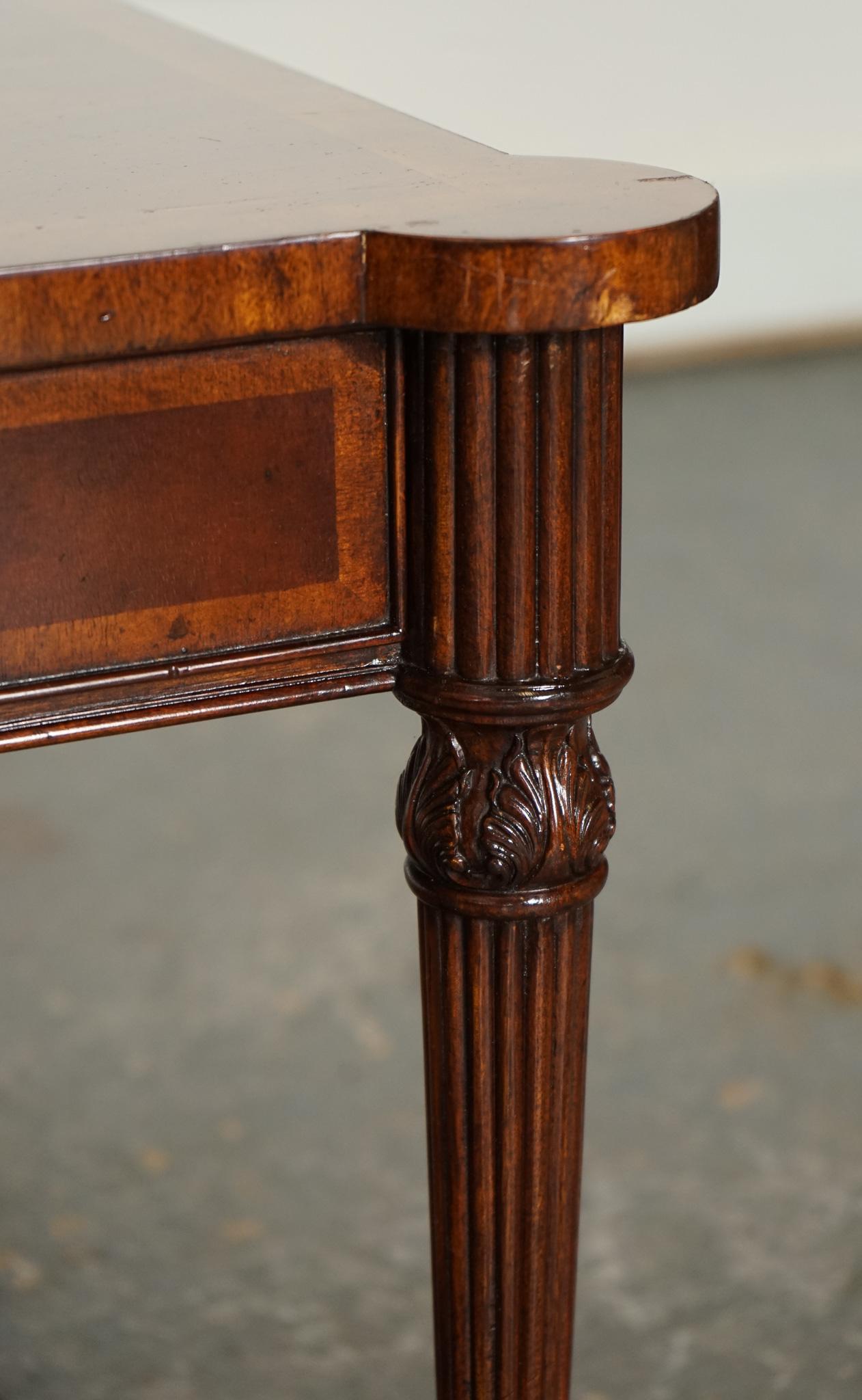 TABLE COFFEE BURR WALNUT DE STYLE REGENCY AVEC FOUR DRAWERS BRASS FEET en vente 7