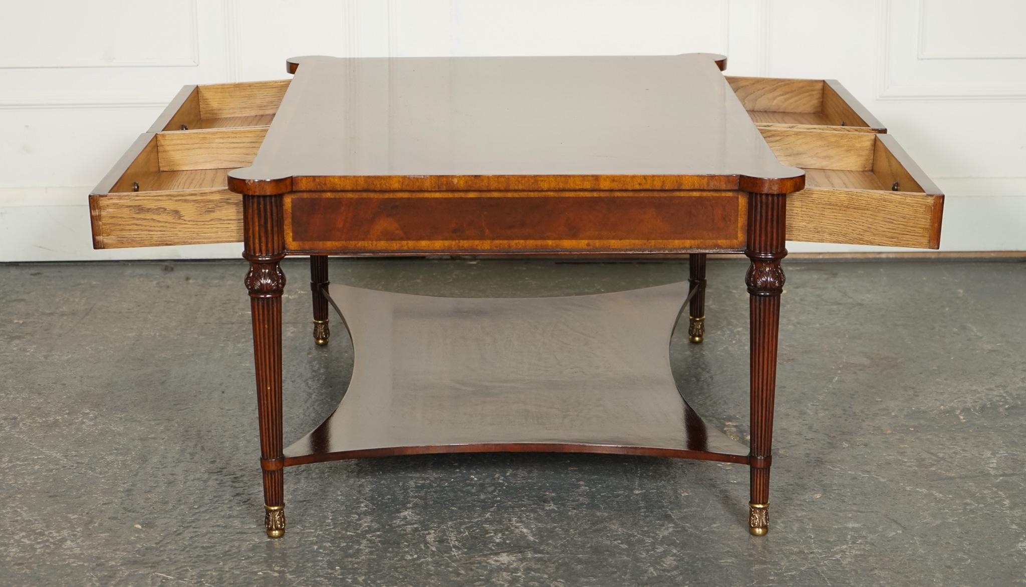 TABLE COFFEE BURR WALNUT DE STYLE REGENCY AVEC FOUR DRAWERS BRASS FEET en vente 9