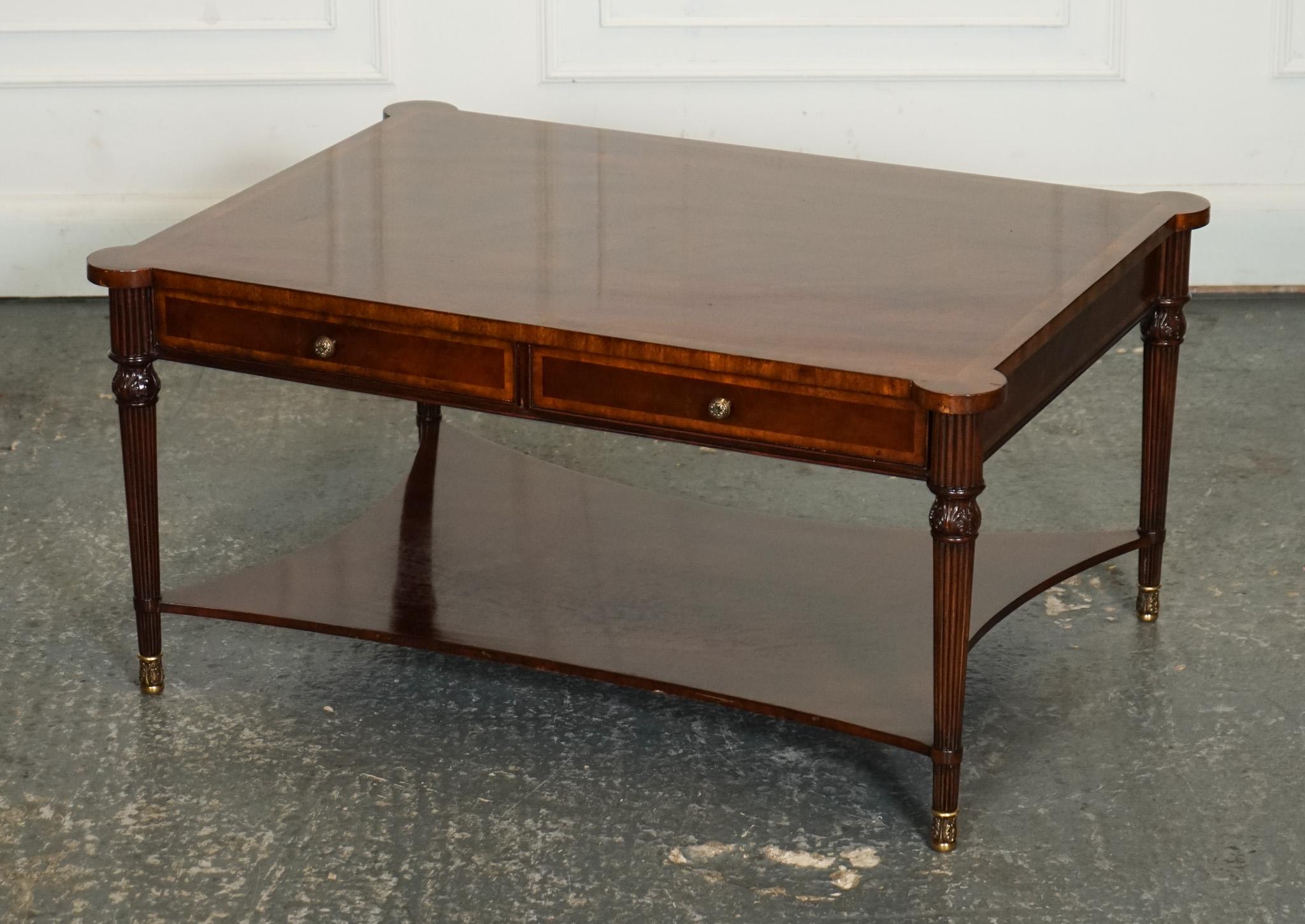 
Nous sommes ravis d'offrir à la vente cette table basse en bois dur de style Regency avec 4 tiroirs et pieds en laiton.

Veuillez examiner attentivement les photos pour vous rendre compte de leur état avant d'acheter, car elles font partie de la