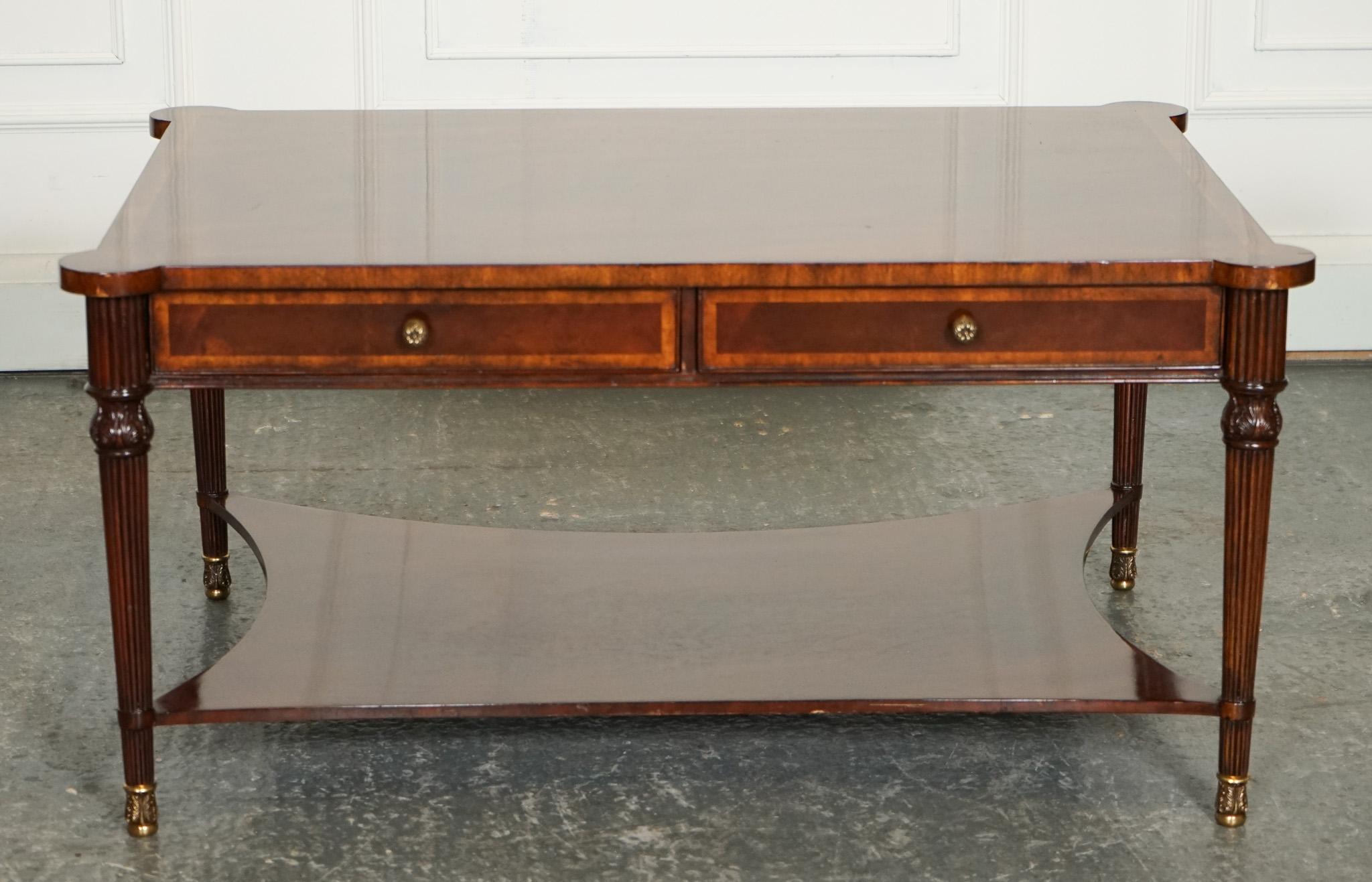 Britannique TABLE COFFEE BURR WALNUT DE STYLE REGENCY AVEC FOUR DRAWERS BRASS FEET en vente