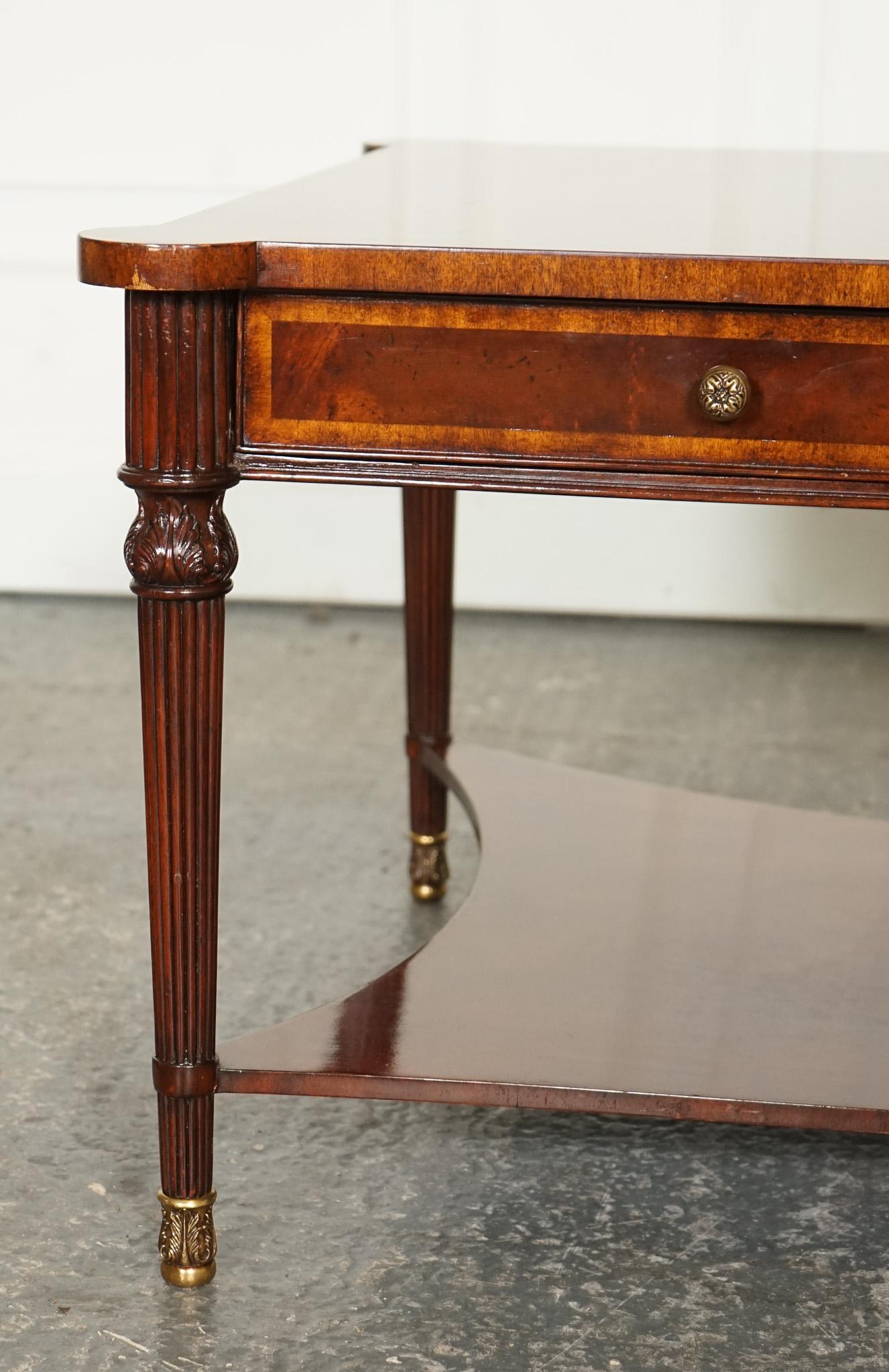 Fait main TABLE COFFEE BURR WALNUT DE STYLE REGENCY AVEC FOUR DRAWERS BRASS FEET en vente