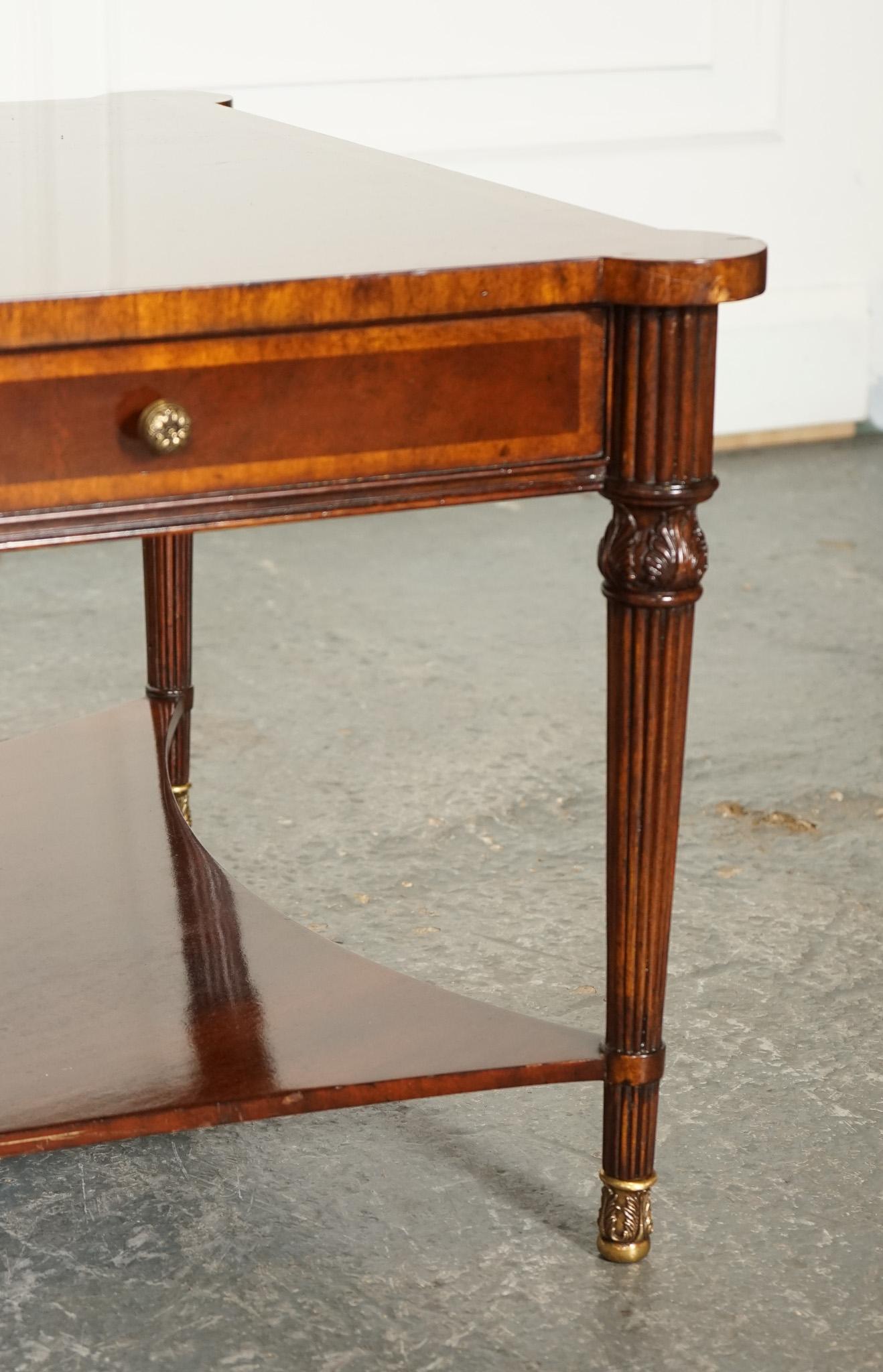 TABLE COFFEE BURR WALNUT DE STYLE REGENCY AVEC FOUR DRAWERS BRASS FEET Bon état - En vente à Pulborough, GB