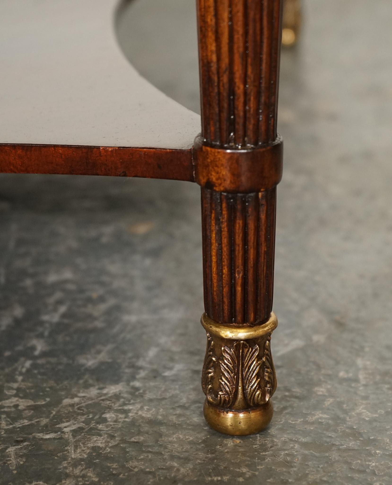 20ième siècle TABLE COFFEE BURR WALNUT DE STYLE REGENCY AVEC FOUR DRAWERS BRASS FEET en vente