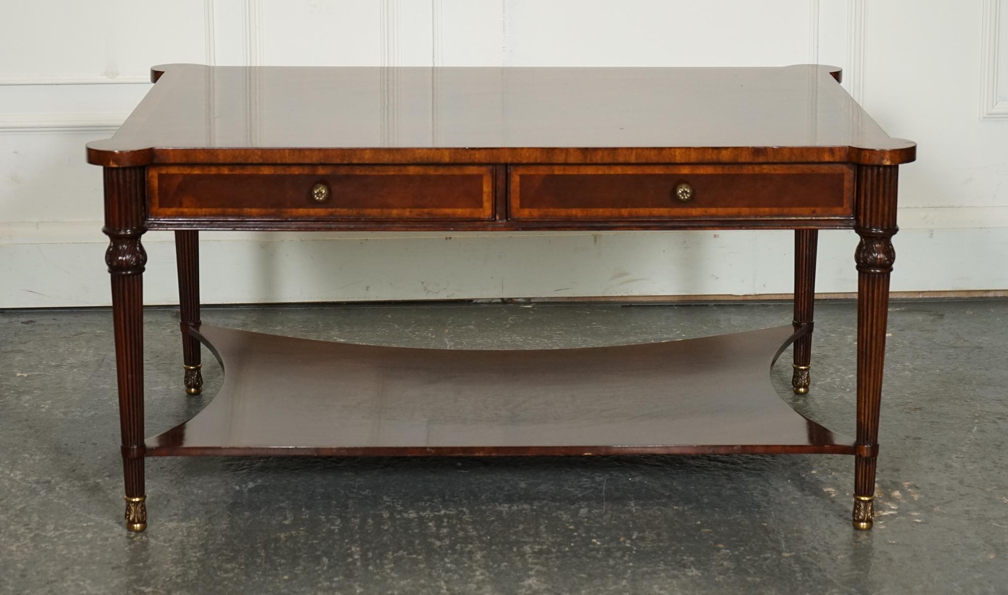 Bois de feuillus TABLE COFFEE BURR WALNUT DE STYLE REGENCY AVEC FOUR DRAWERS BRASS FEET en vente
