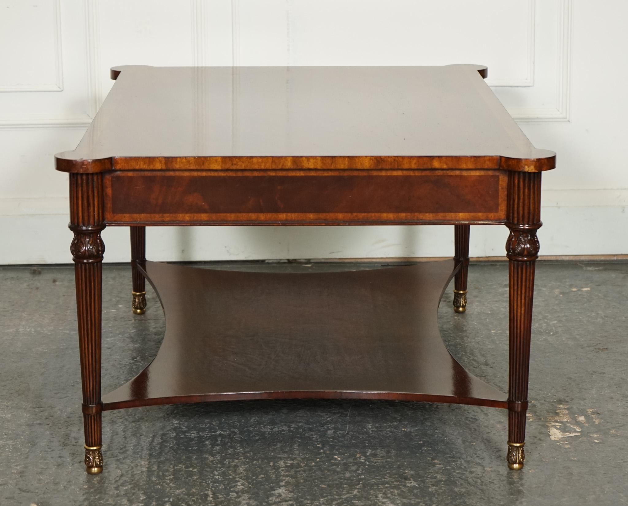 TABLE COFFEE BURR WALNUT DE STYLE REGENCY AVEC FOUR DRAWERS BRASS FEET en vente 1