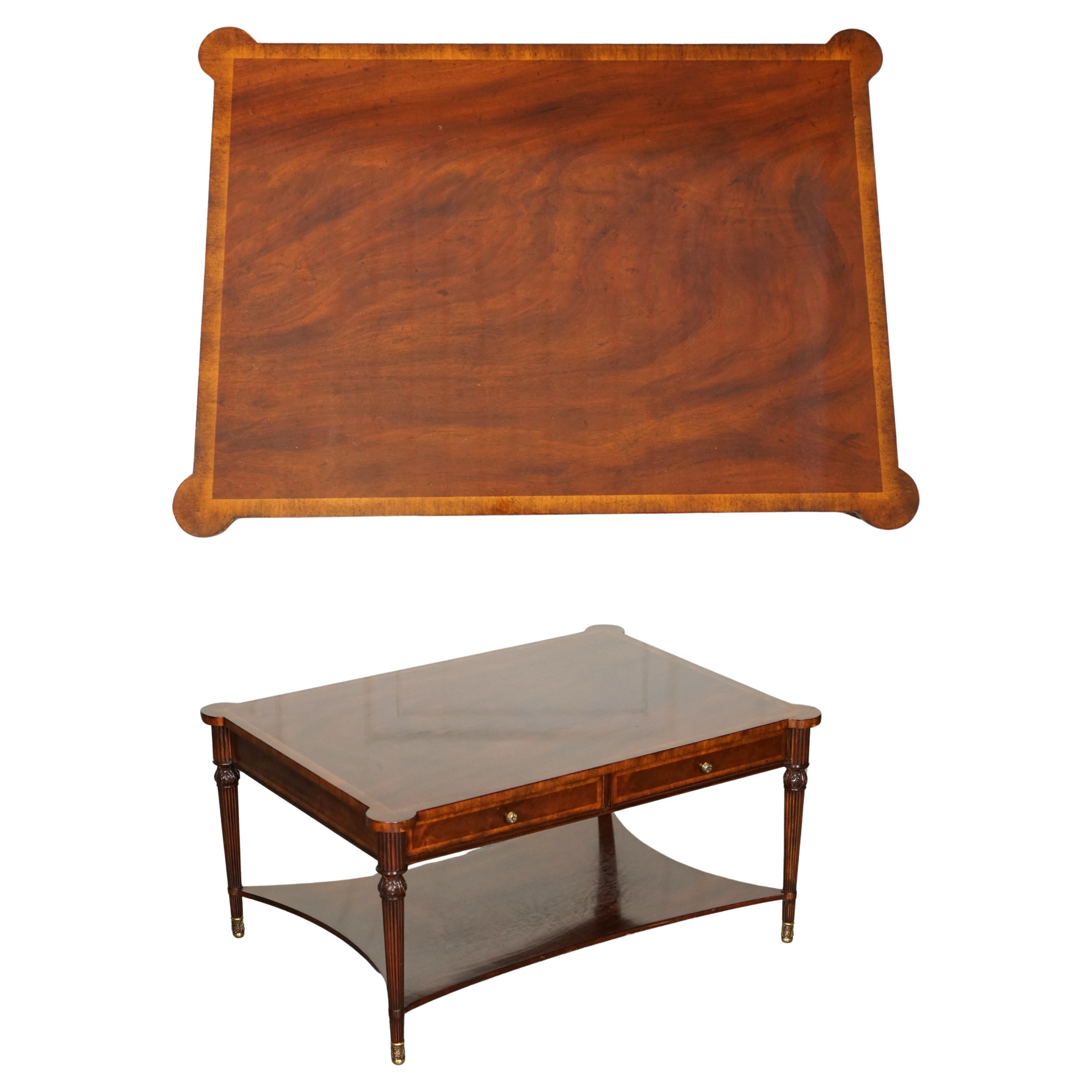 TABLE COFFEE BURR WALNUT DE STYLE REGENCY AVEC FOUR DRAWERS BRASS FEET