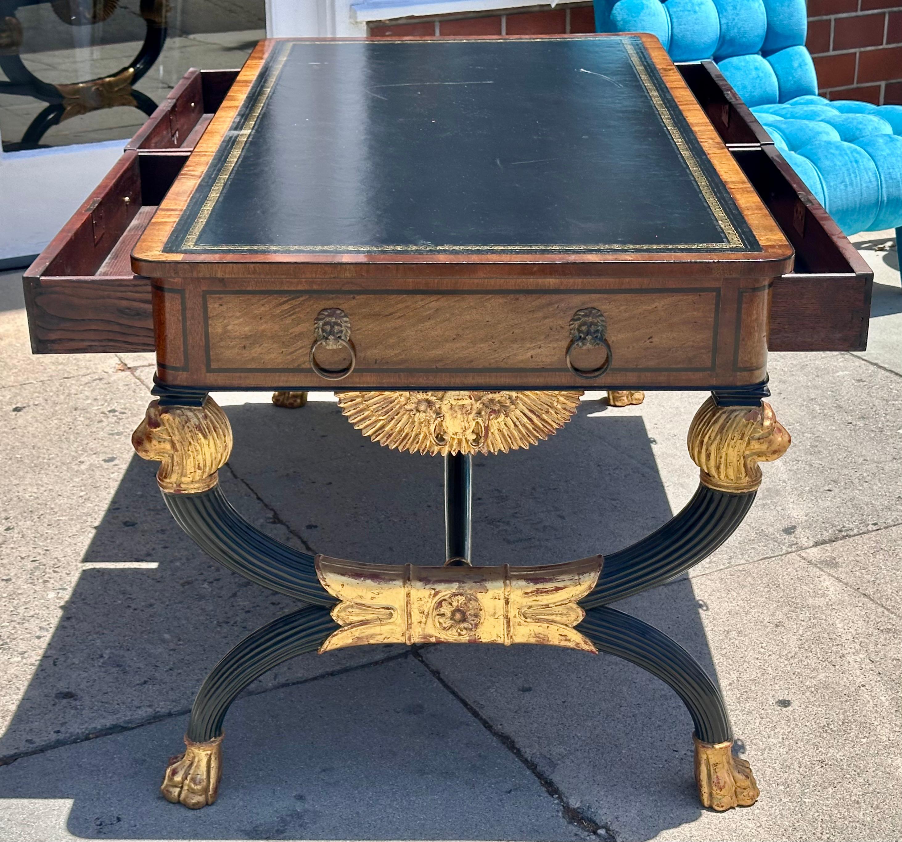 Table d'écriture de style Régence Burton-Ching en acajou et bois doré d'ébène en vente 3