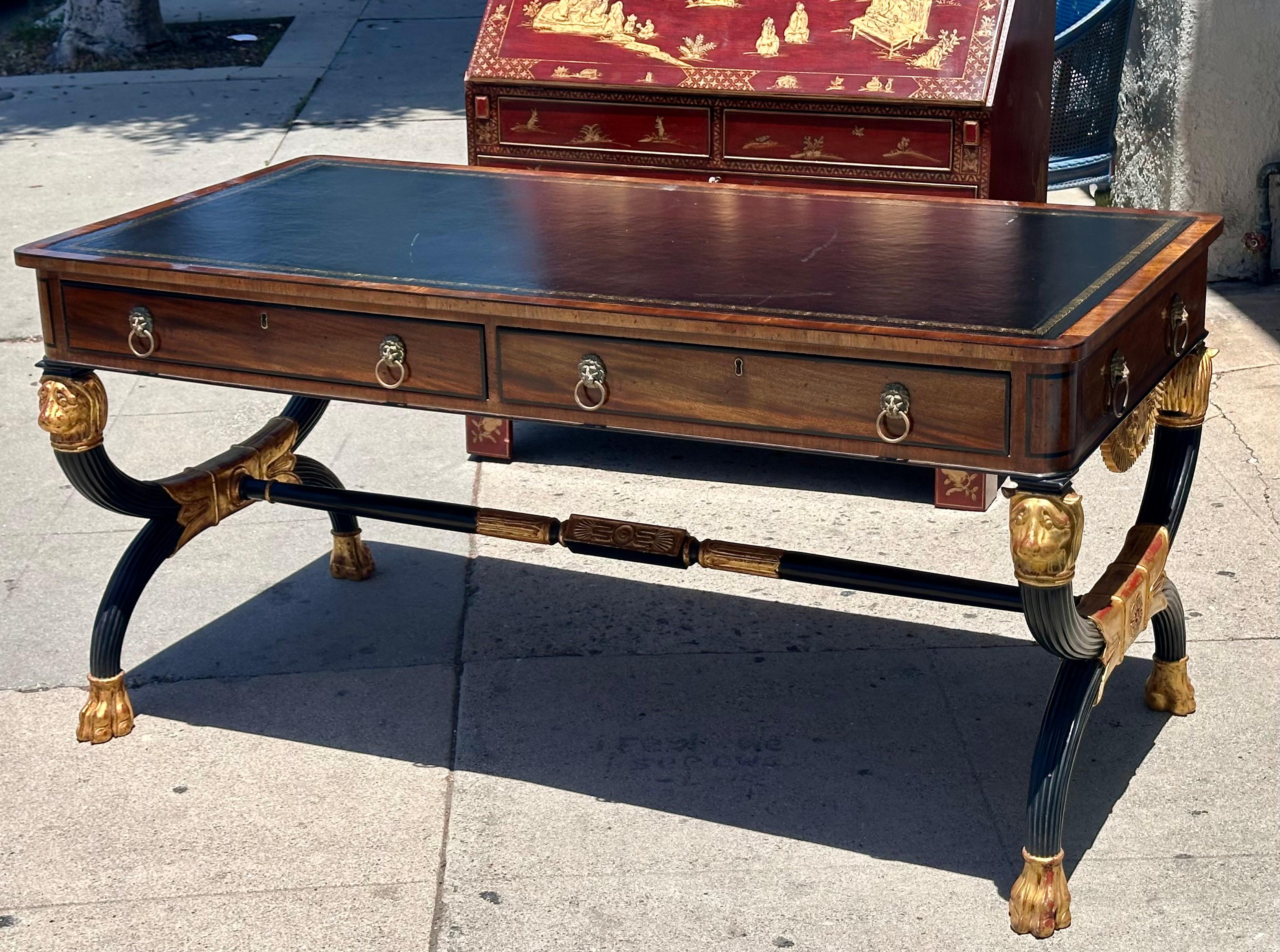 Regency Table d'écriture de style Régence Burton-Ching en acajou et bois doré d'ébène en vente