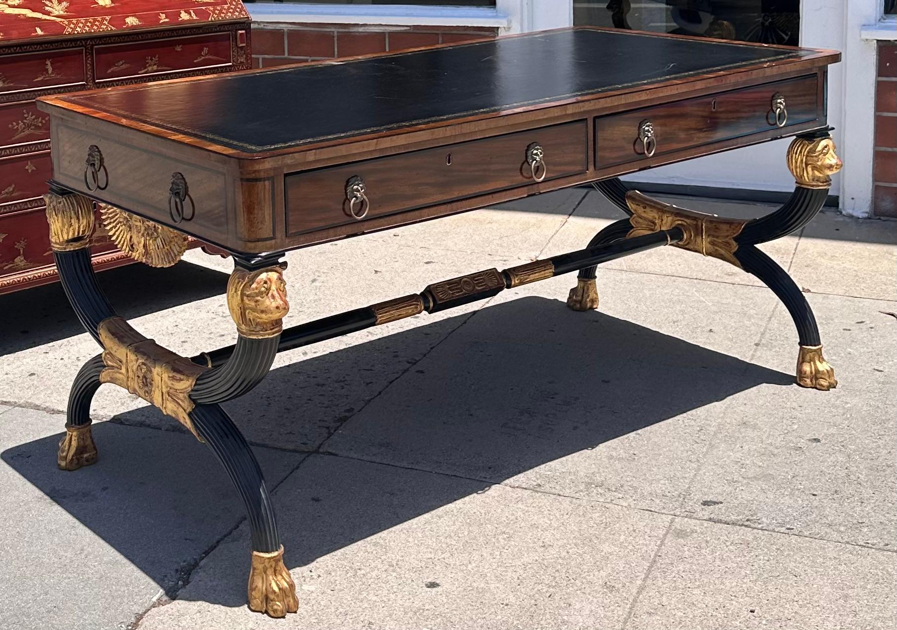 Américain Table d'écriture de style Régence Burton-Ching en acajou et bois doré d'ébène en vente