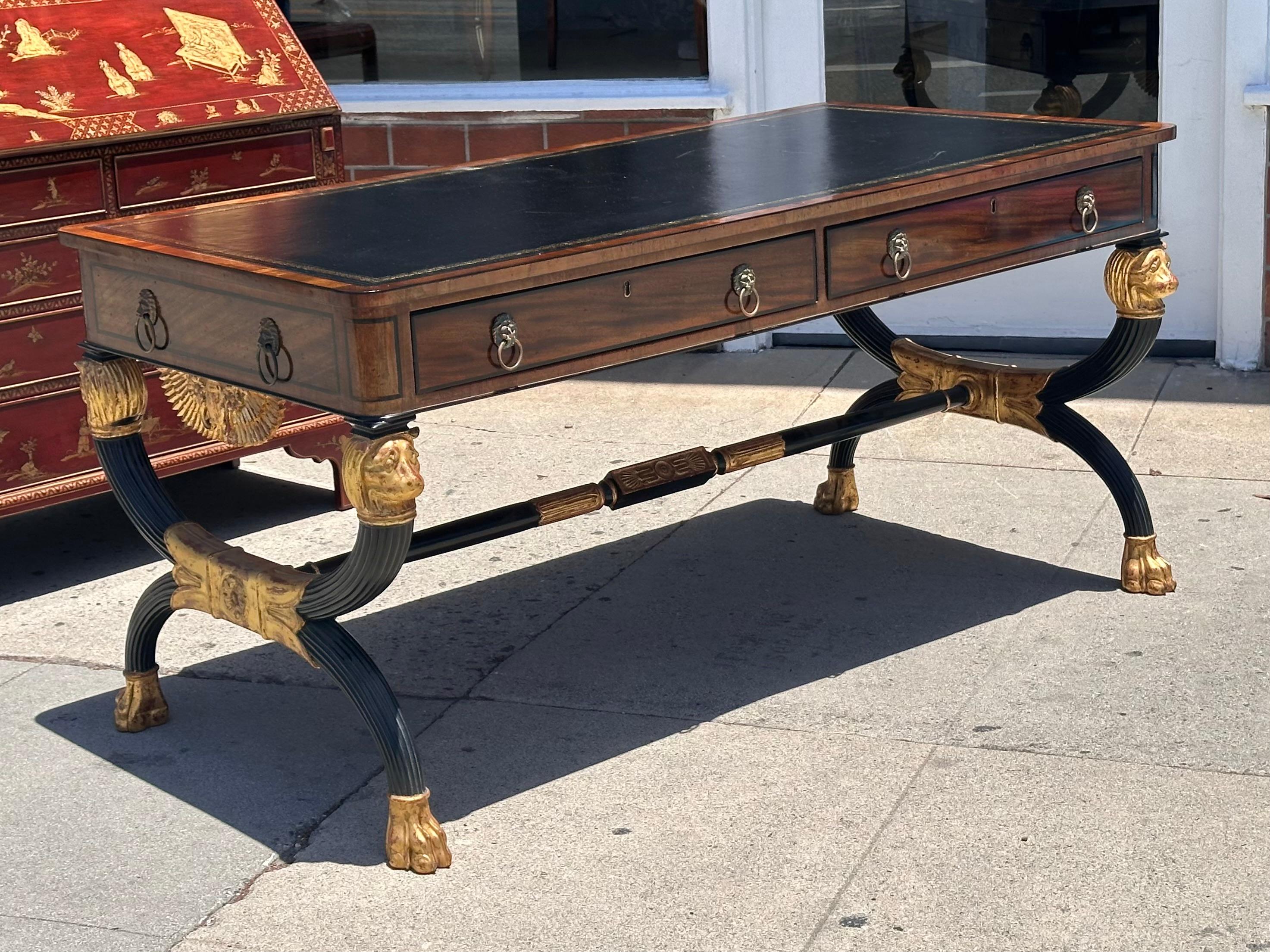 Table d'écriture de style Régence Burton-Ching en acajou et bois doré d'ébène Bon état - En vente à LOS ANGELES, CA