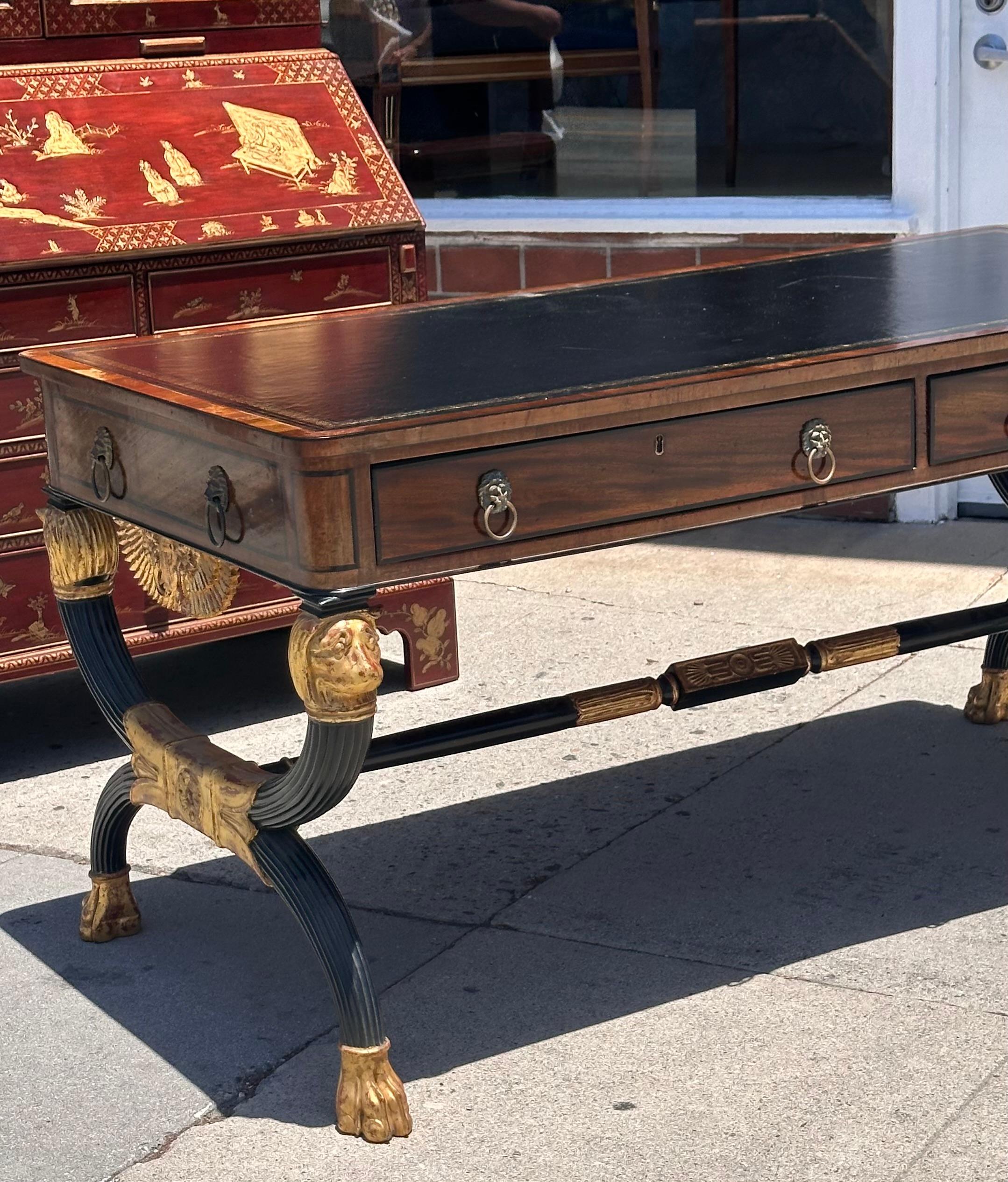 XXIe siècle et contemporain Table d'écriture de style Régence Burton-Ching en acajou et bois doré d'ébène en vente