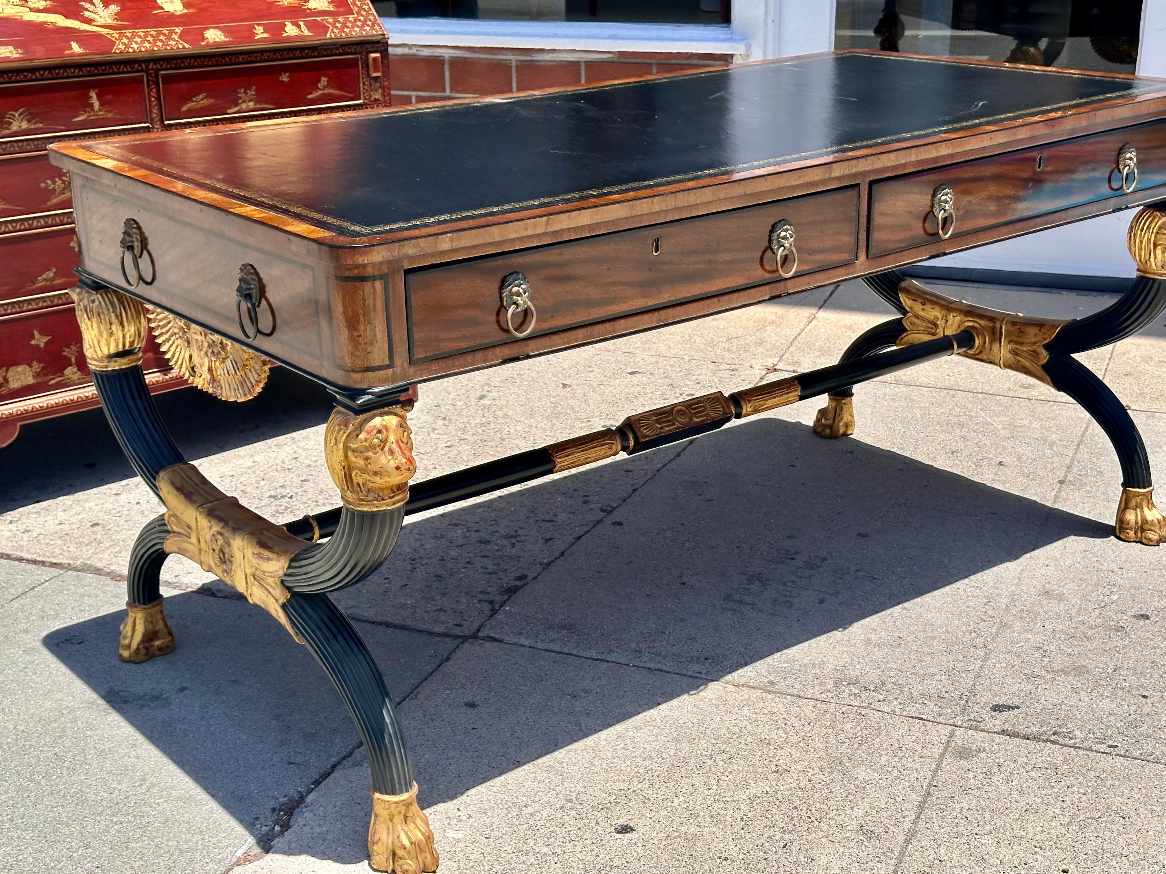 Acajou Table d'écriture de style Régence Burton-Ching en acajou et bois doré d'ébène en vente