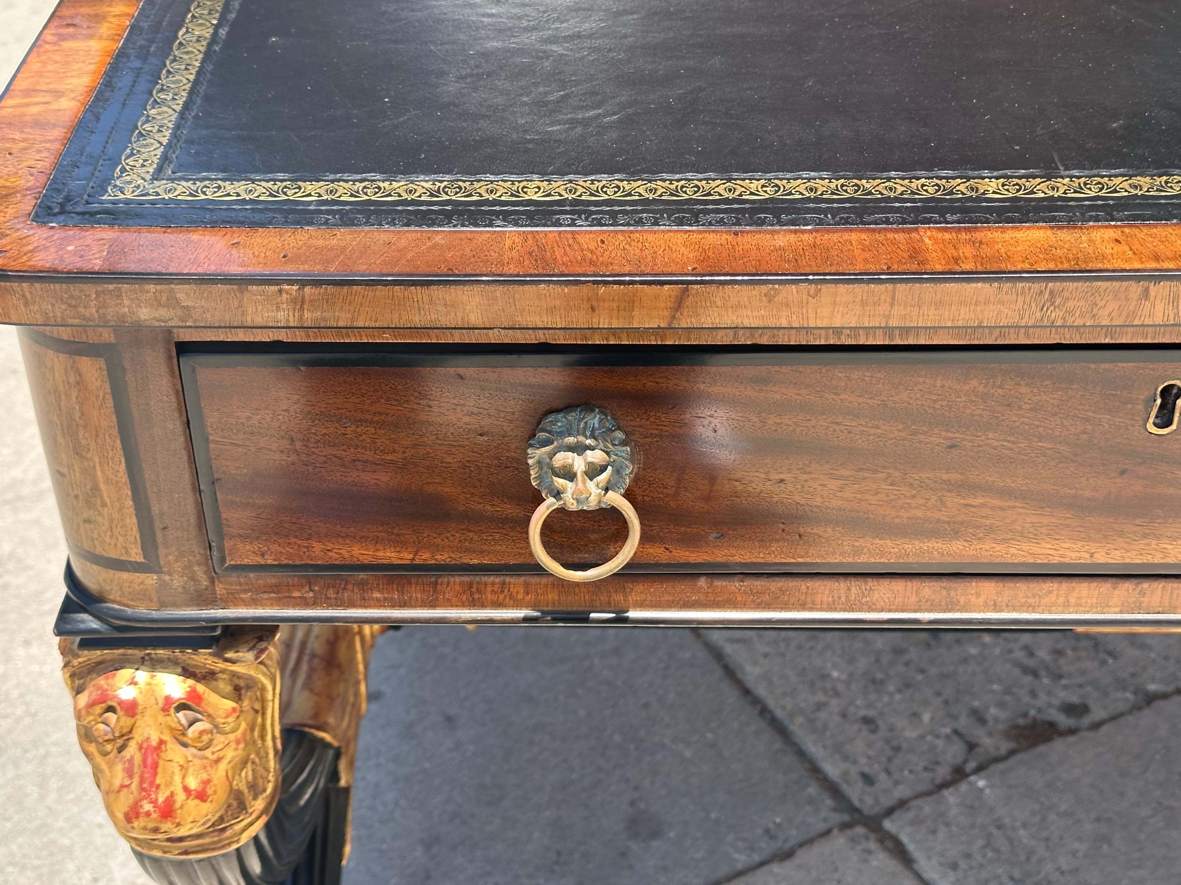 Table d'écriture de style Régence Burton-Ching en acajou et bois doré d'ébène en vente 1