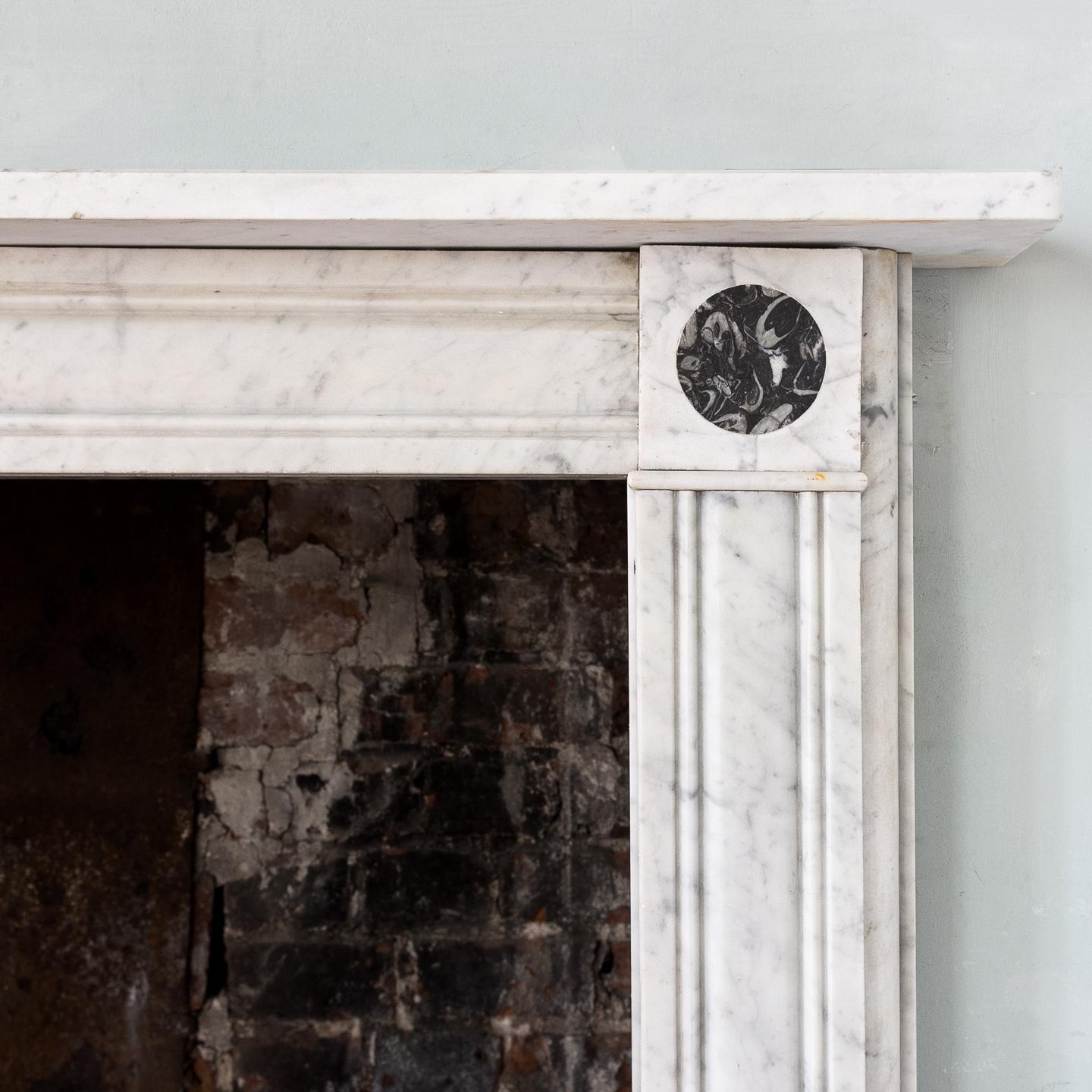 Regency Style Carrara Marble Fireplace with Peacock's Eye Roundels In Good Condition In London, GB