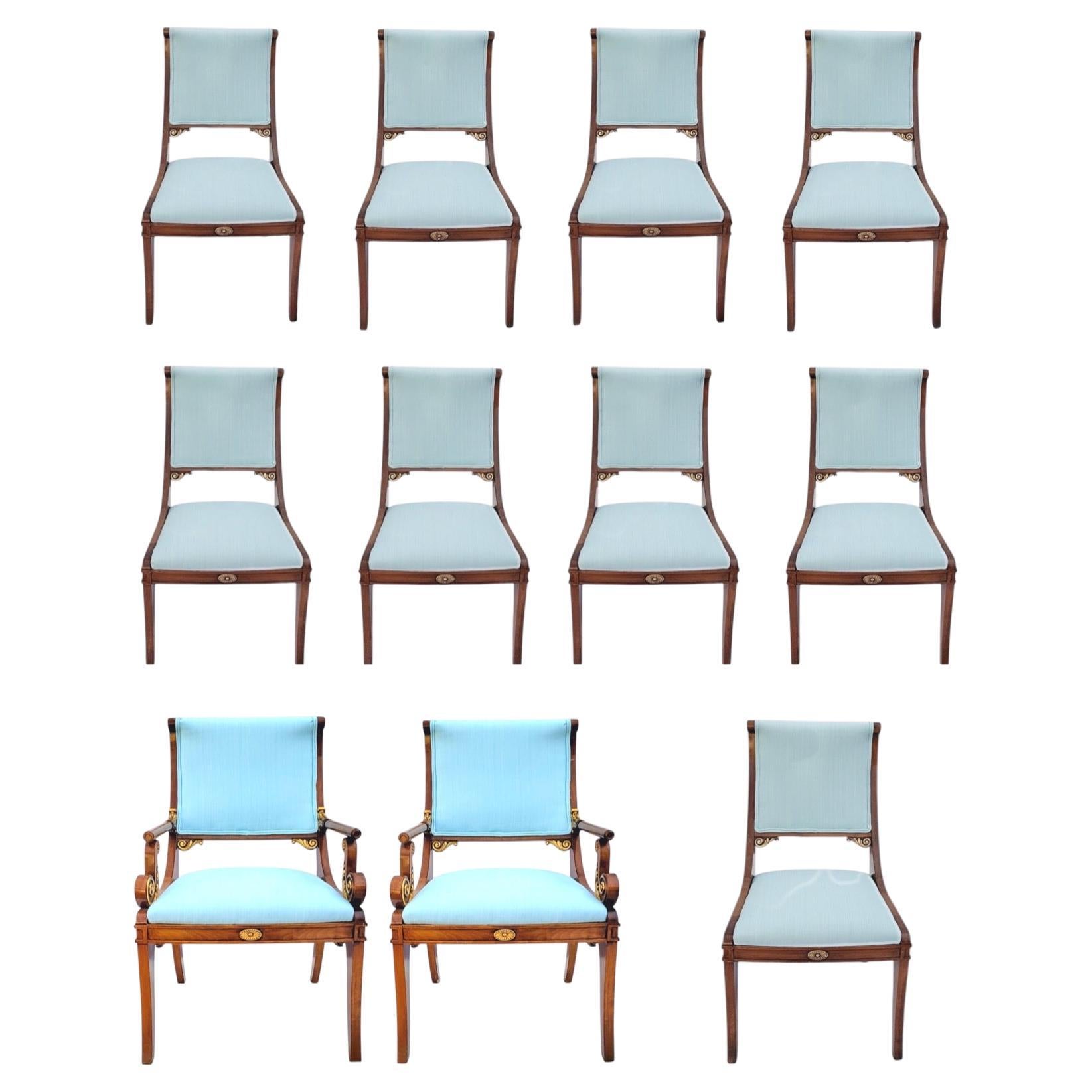Si tratta di un set di dieci sedie in stile reggenza attribuite a Grosfeld House. Il tessuto è in ottime condizioni, ma il lavoro di tappezzeria presenta qualche sbavatura qua e là. Ci sono due braccia e 8 lati. Le misure della sedia laterale sono