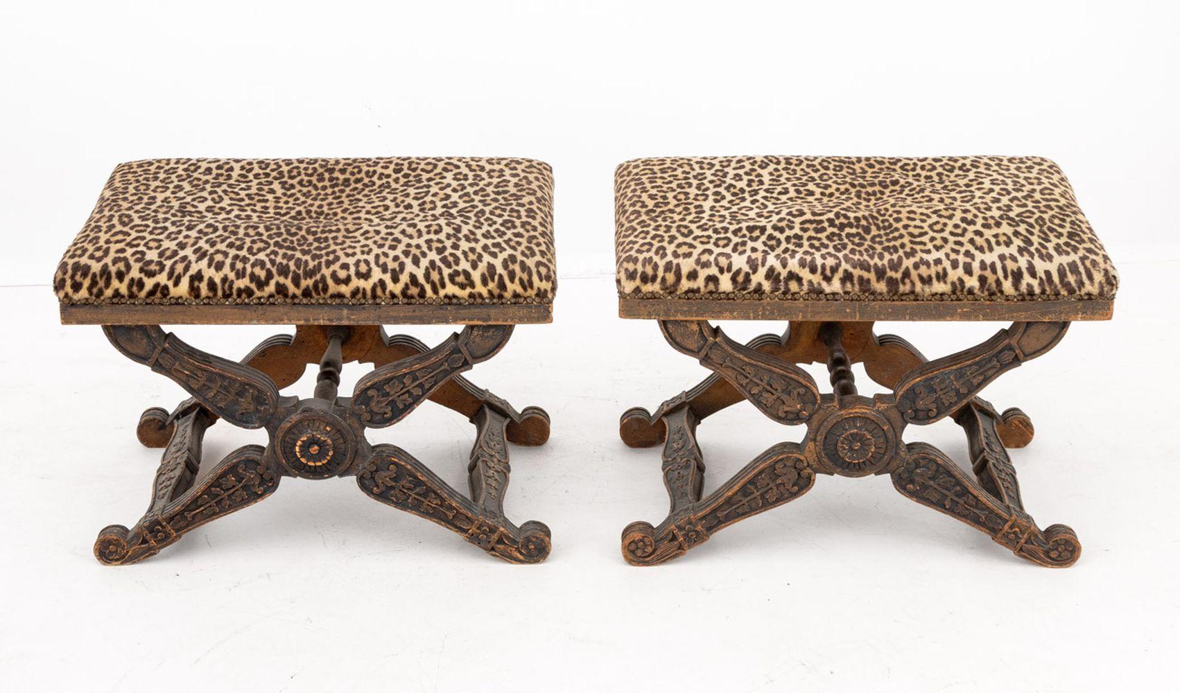 Par de  Taburetes Tapizados Estilo Regencia de Madera Tallada con Estampado de Leopardo, con bases en forma de X. Alto 17,5