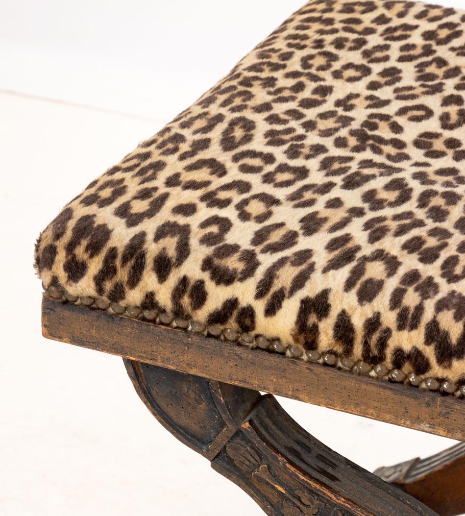 Taburetes Estilo Regencia Madera Tallada Estampado Leopardo, 2 siglo XX en venta