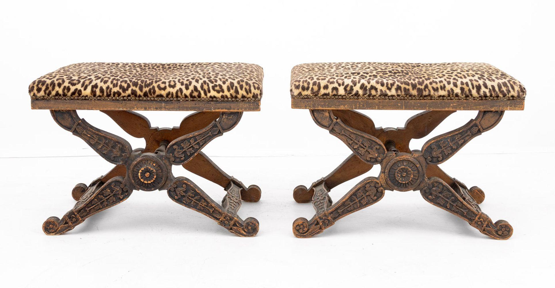 Taburetes Estilo Regencia Madera Tallada Estampado Leopardo, 2 en Bueno estado para la venta en Astoria, NY