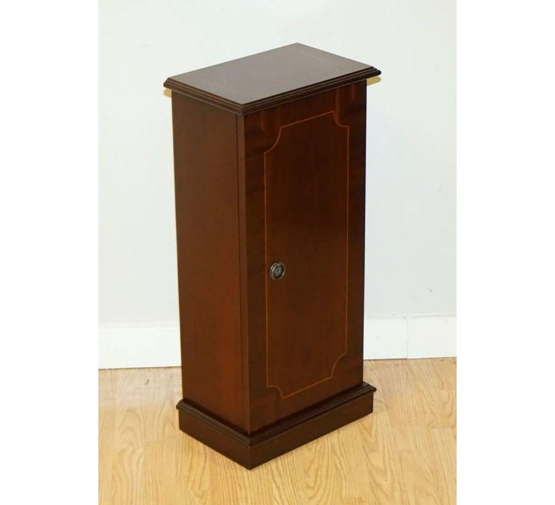 We are delighted to offer for sale this lovely vintage Cd stand side table.

We have lightly restored this by hand cleaning it, waxing and hand polishing it.

Dimensions: 35 W x 22.4 D x 75 H cm

We always try to picture our items as well as