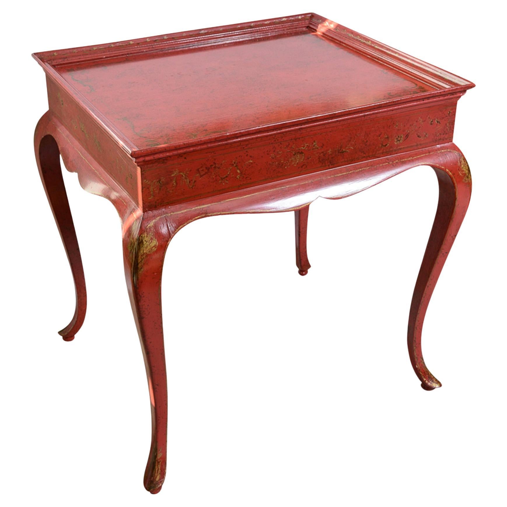 Mesa de centro estilo Regencia con decoración china lacada en rojo y dorada