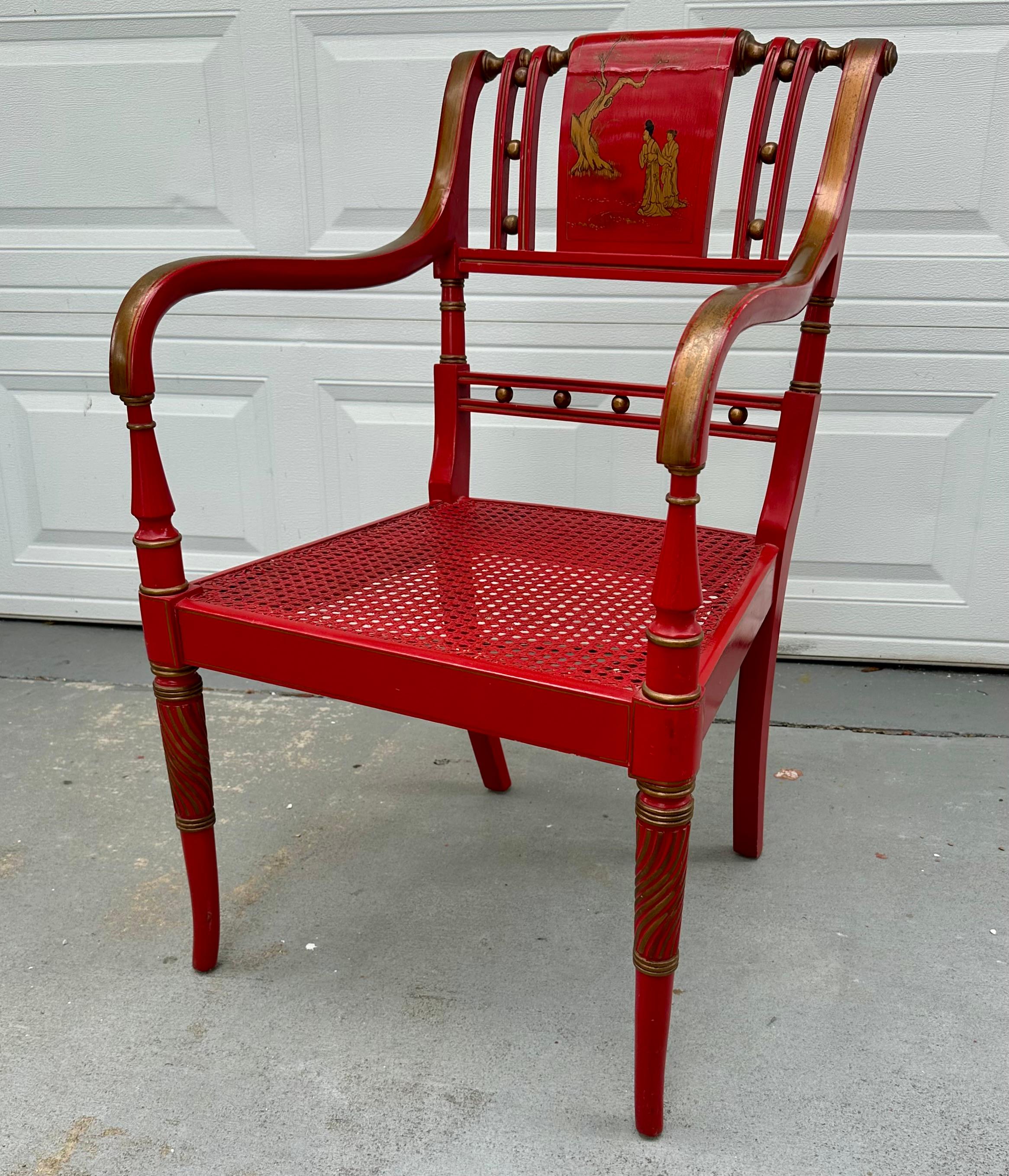 Chinoiserie-Sessel im Regency-Stil im Regency-Stil, rot lackiert, von Maitland Smith.

Ein offener Sessel aus der Mitte des Jahrhunderts mit rotem Japansitz. Die Arme und Beine sind mit vergoldeten Akzenten verziert, die Rückenlehne mit einer feinen